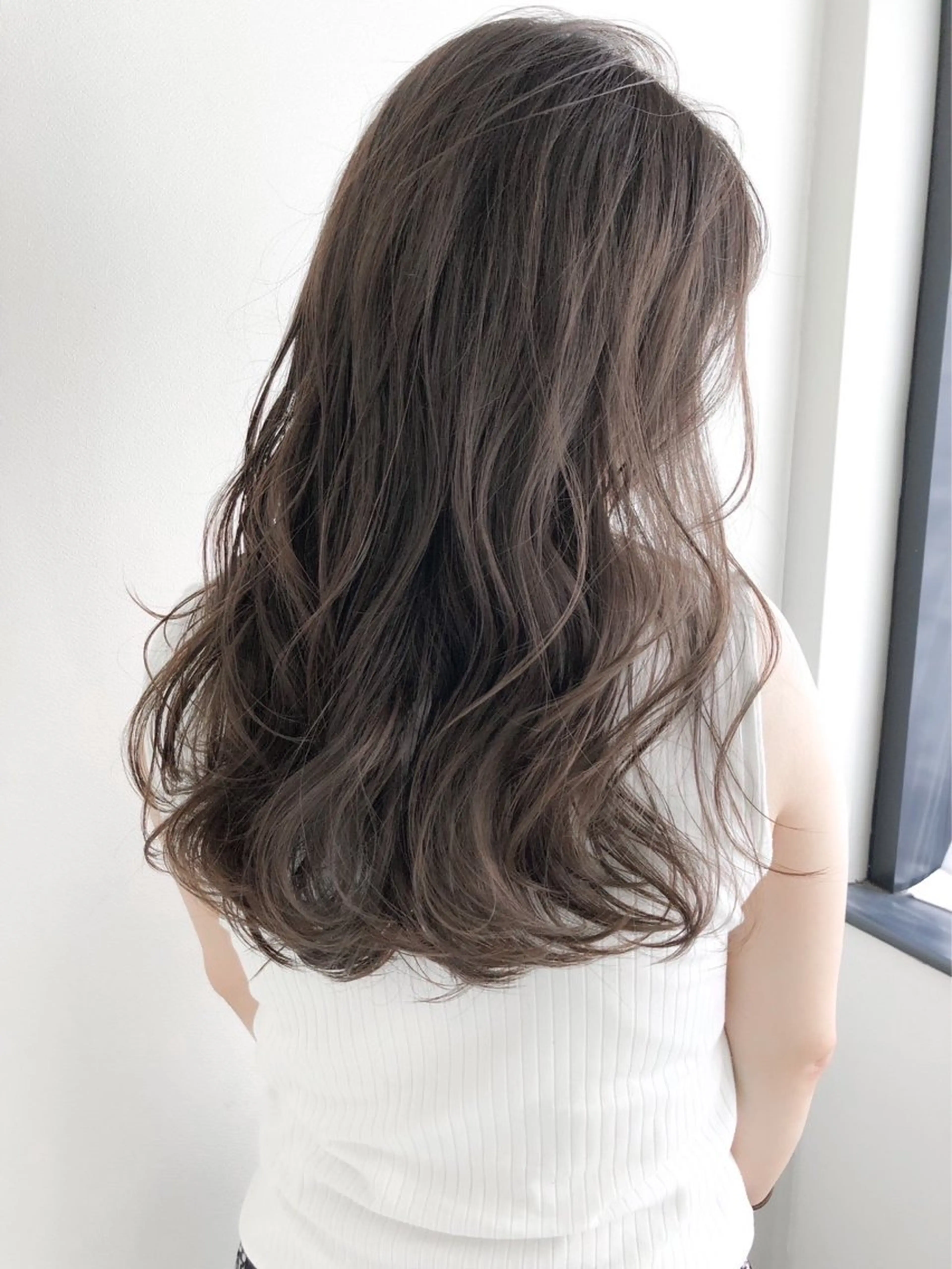 カラー ベージュカラー ブラウンカラー ブラウンベージュ 透明感カラー フォギーベージュ 辺見 葵のヘアスタイル