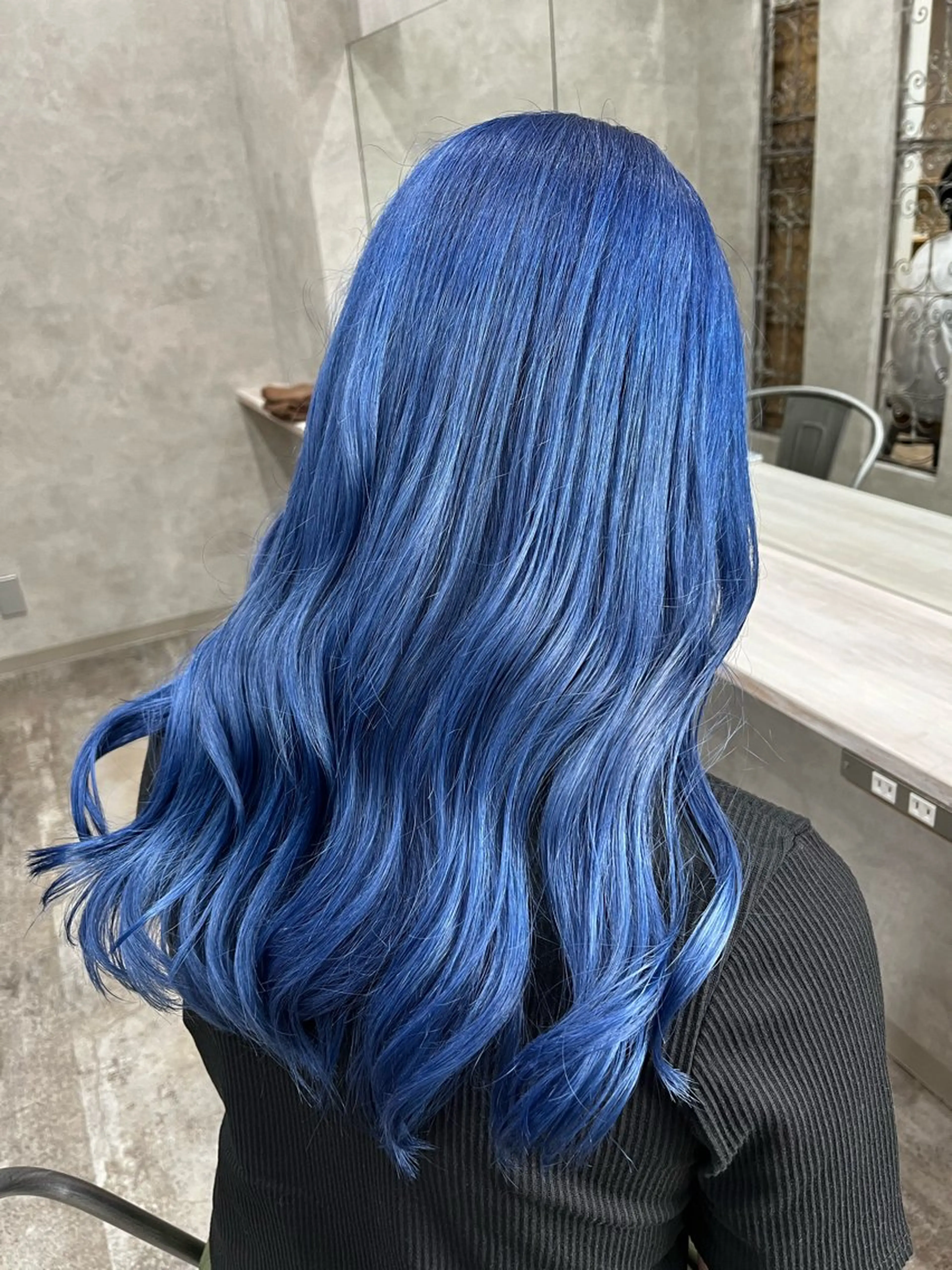 ロング カラー ブルーカラー ハイトーンカラー ✨レイヤー/柔らかベ ージュ青山✨のヘアスタイル