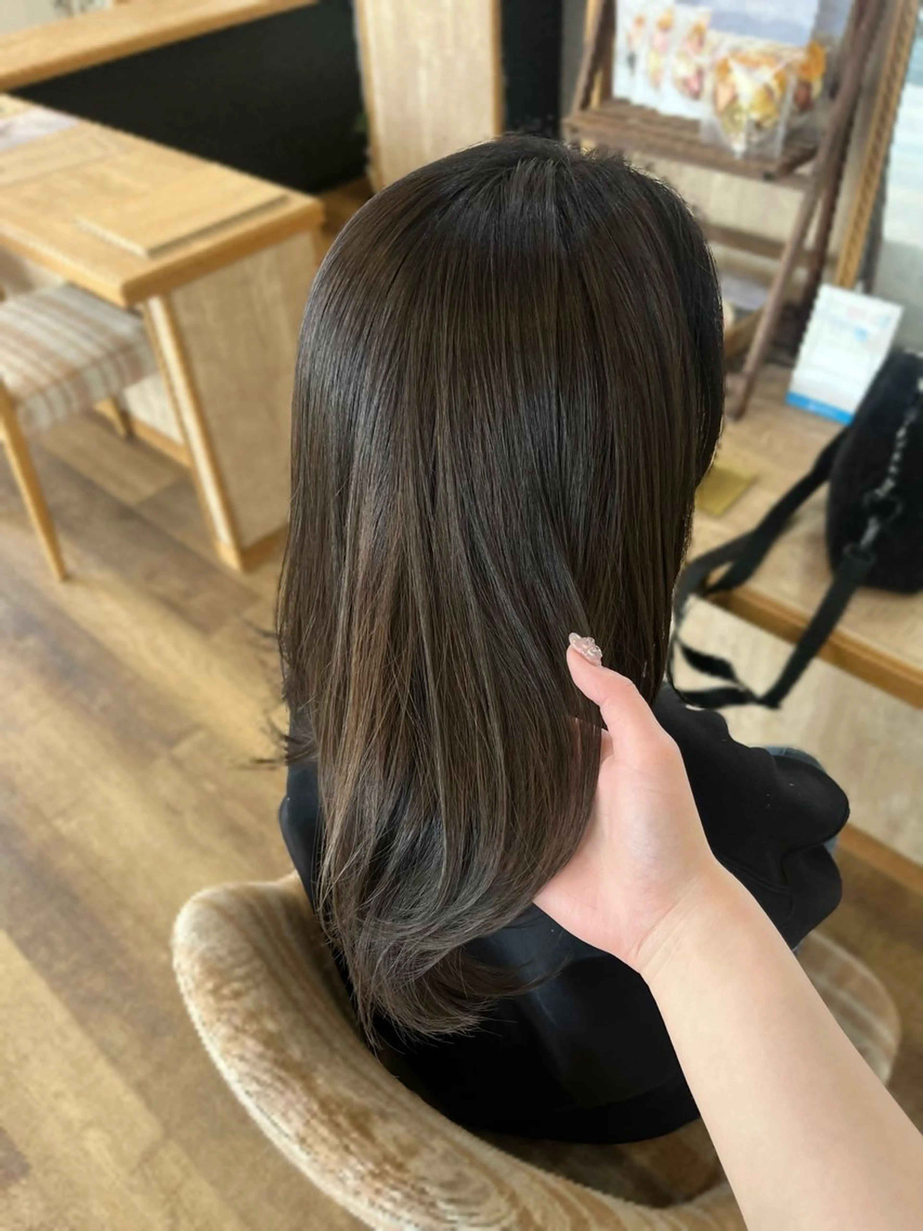 セミロング アッシュ くびれヘア 顔まわりレイヤー 顔周りカット 髪質改善 ヘアカラー 宮本 楓のヘアスタイル