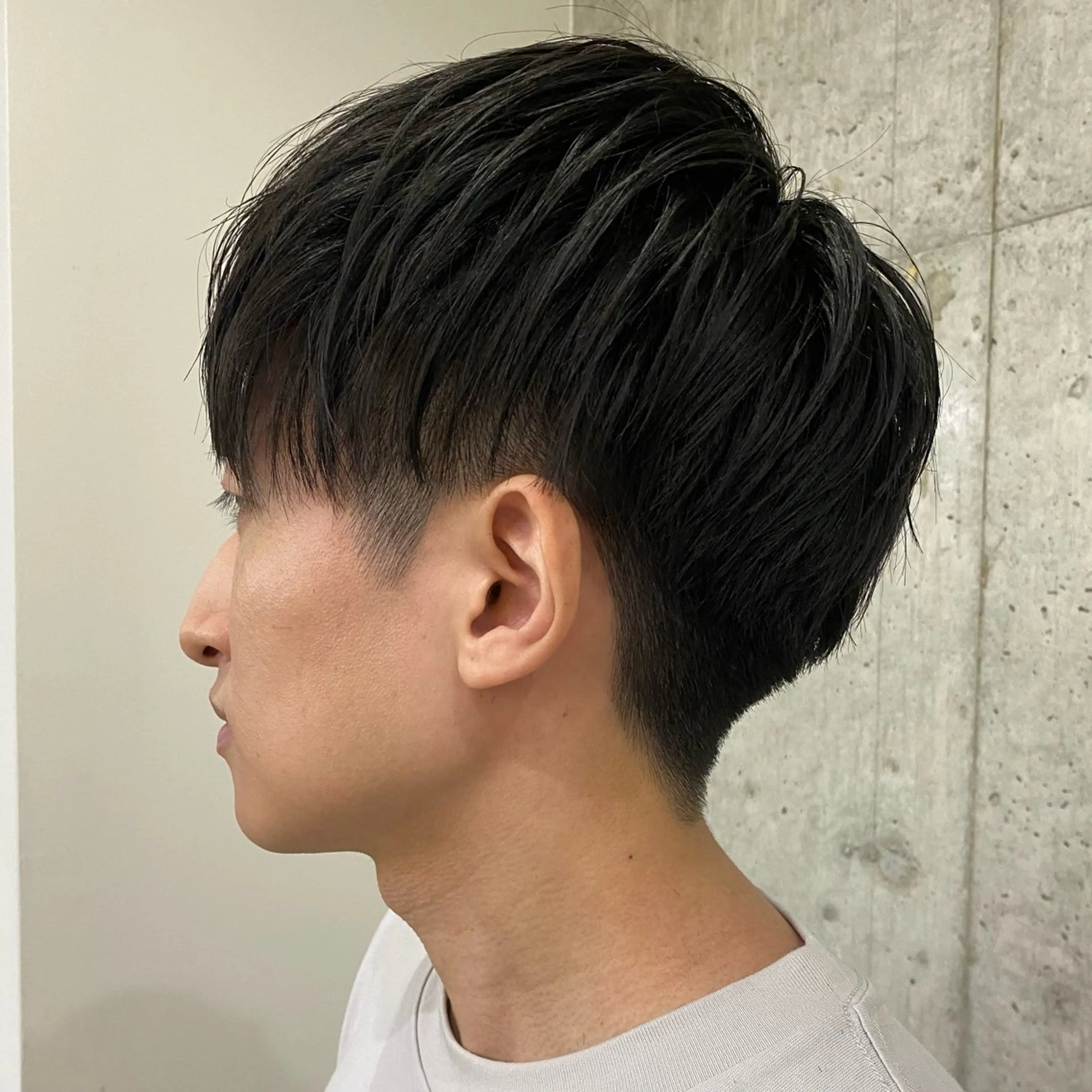 ショート メンズ マッシュ 刈り上げ センターパート/ニ ュアンスパーマのヘアスタイル