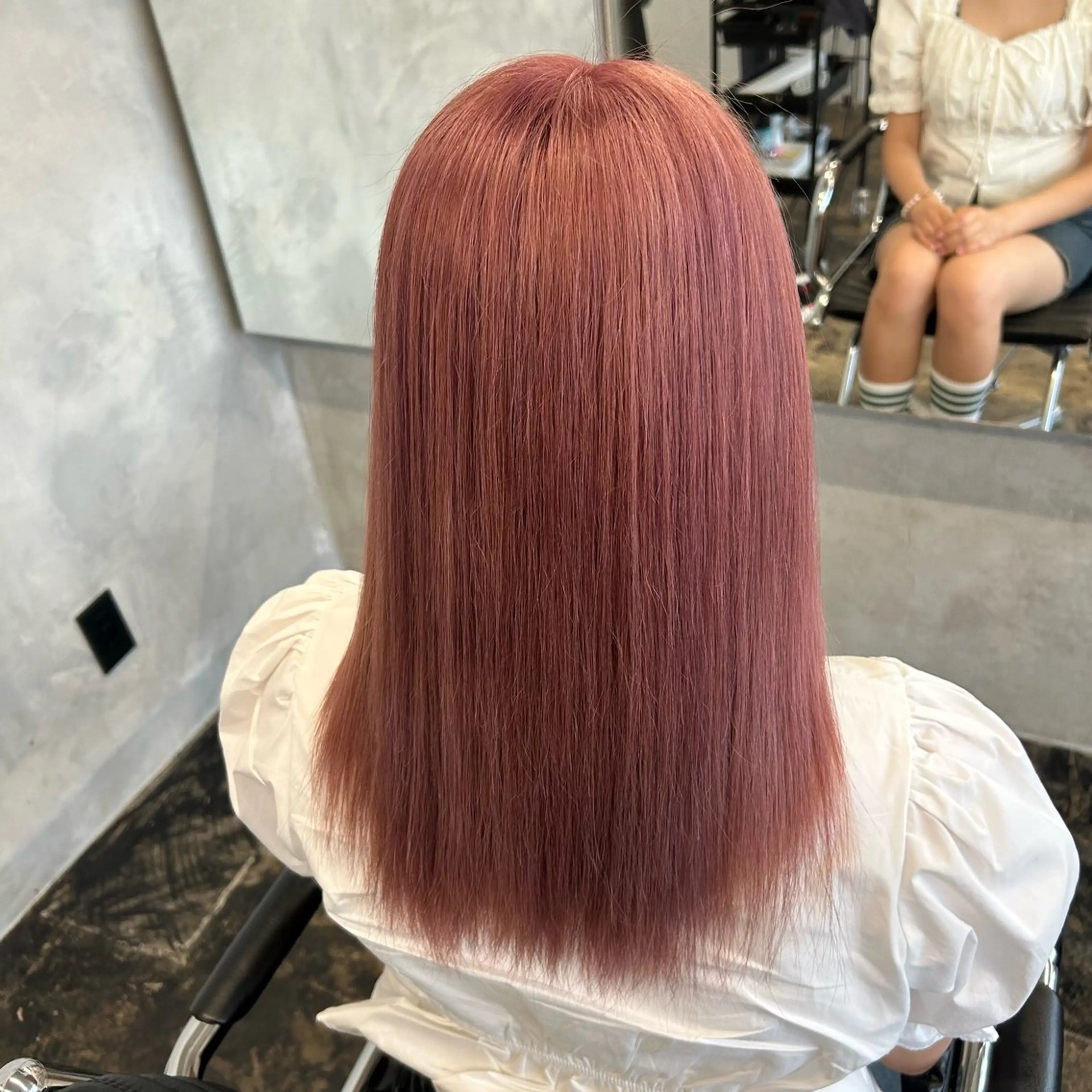 ミディアム ヘアカラー トリートメント 松川ヒナ｜韓国レイヤ /耳つぼジュエリーのヘアスタイル