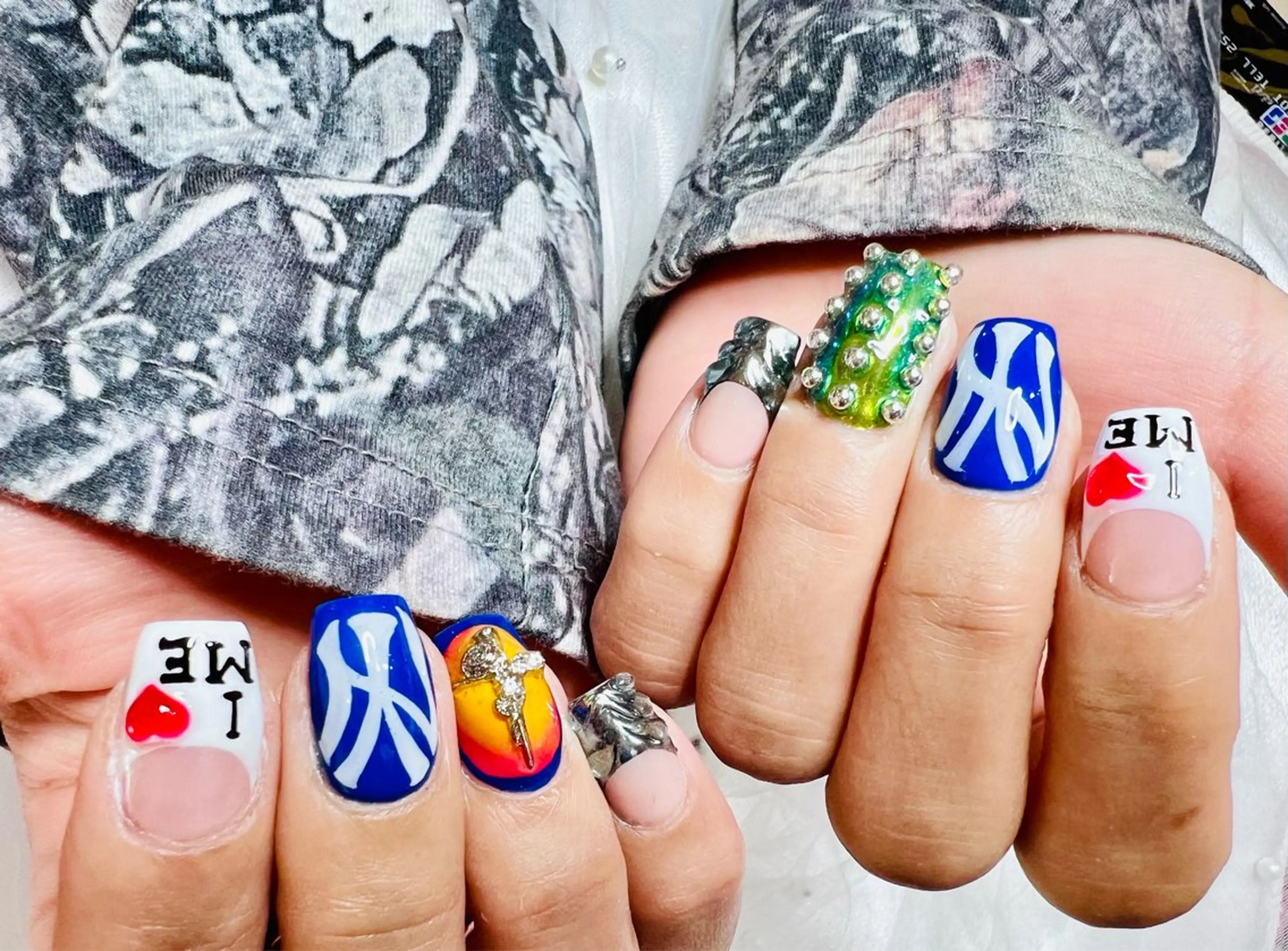 ネイル オーロラネイル クリアネイル 長さ出し フットネイル フレンチネイル ハンドネイル リボン、ガーリー パーツ放題専門店のネイルデザイン