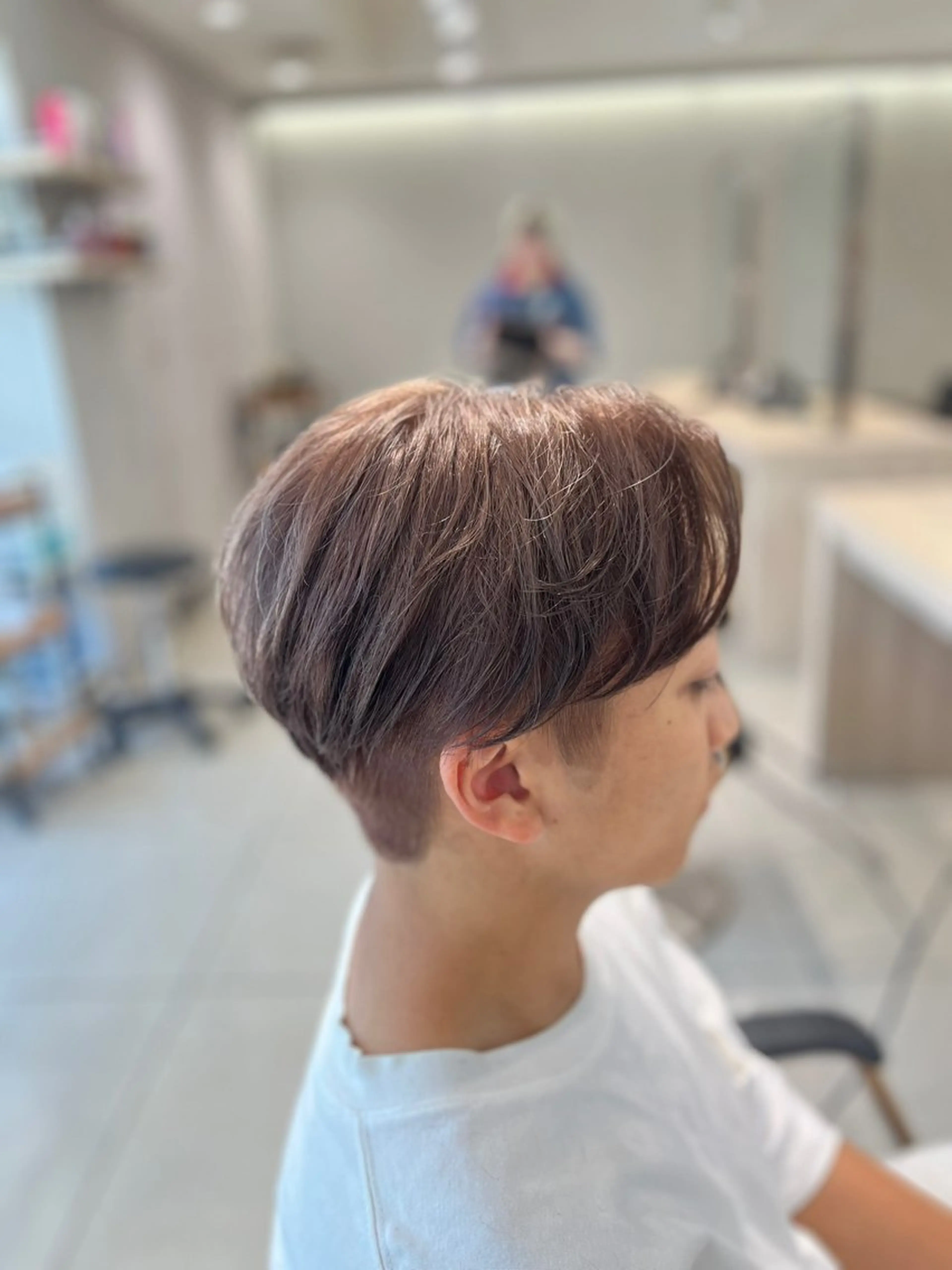 カラー メンズ メンズブリーチ センターパート メンズ就活ヘア 刈り上げ ベージュカラー カット ヘアカラー 巖本 真希のヘアスタイル