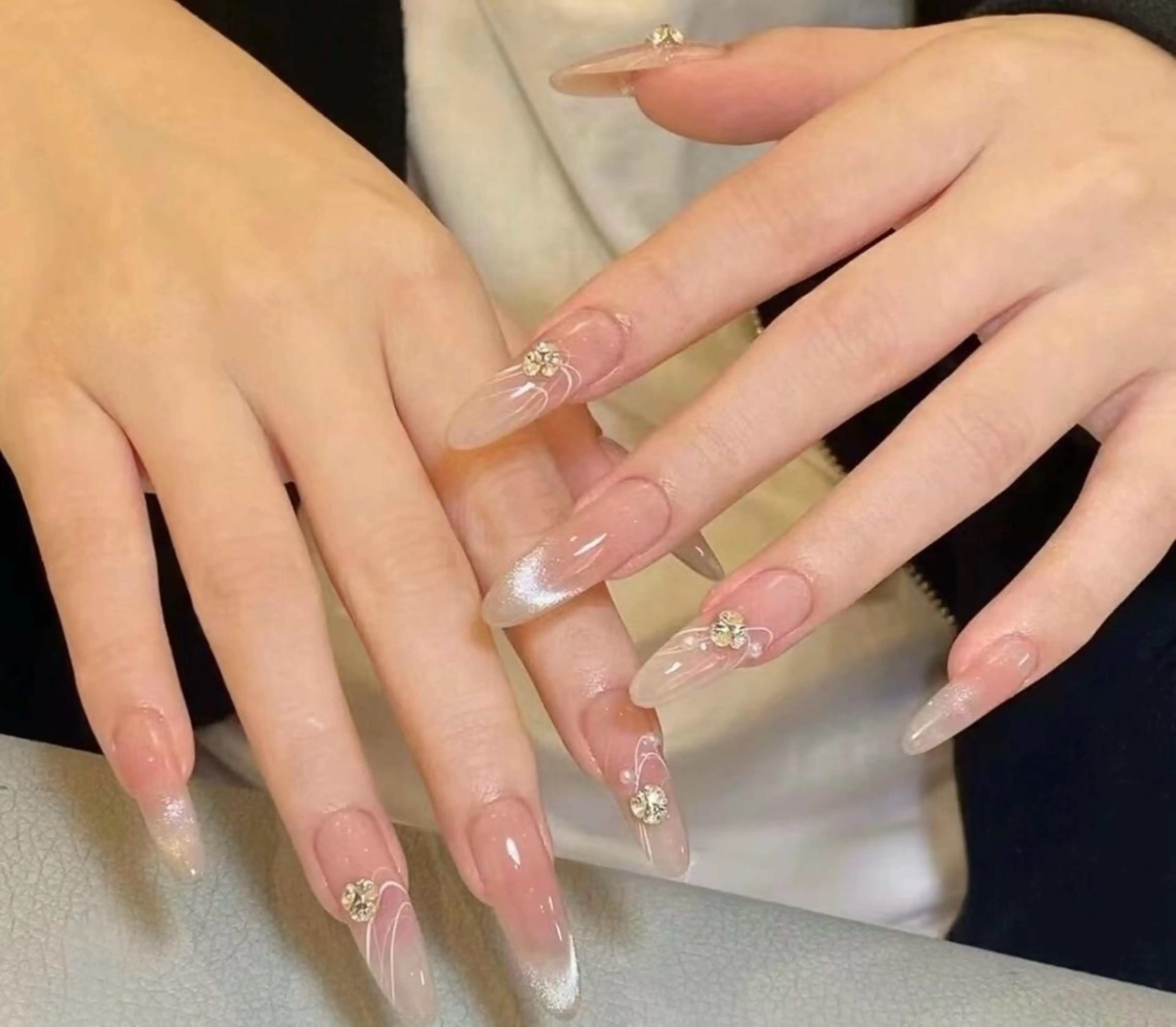 ネイル チークネイル 長さ出し フラワーネイル フレンチネイル ガーリー sun nail池袋 モデル募集のネイルデザイン