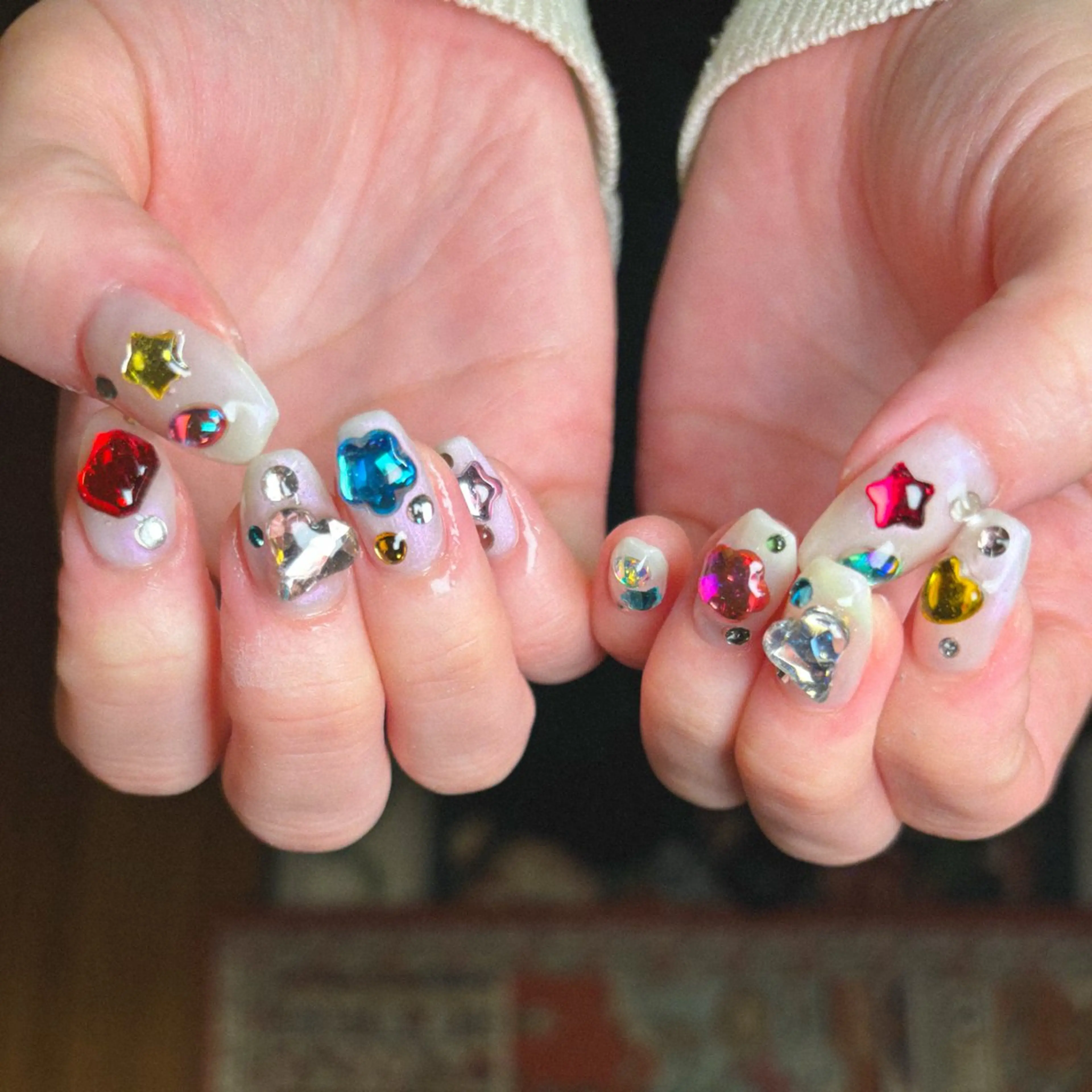 ネイル ストーンネイル ハンドネイル amabel所属・なかじま きららのネイルデザイン