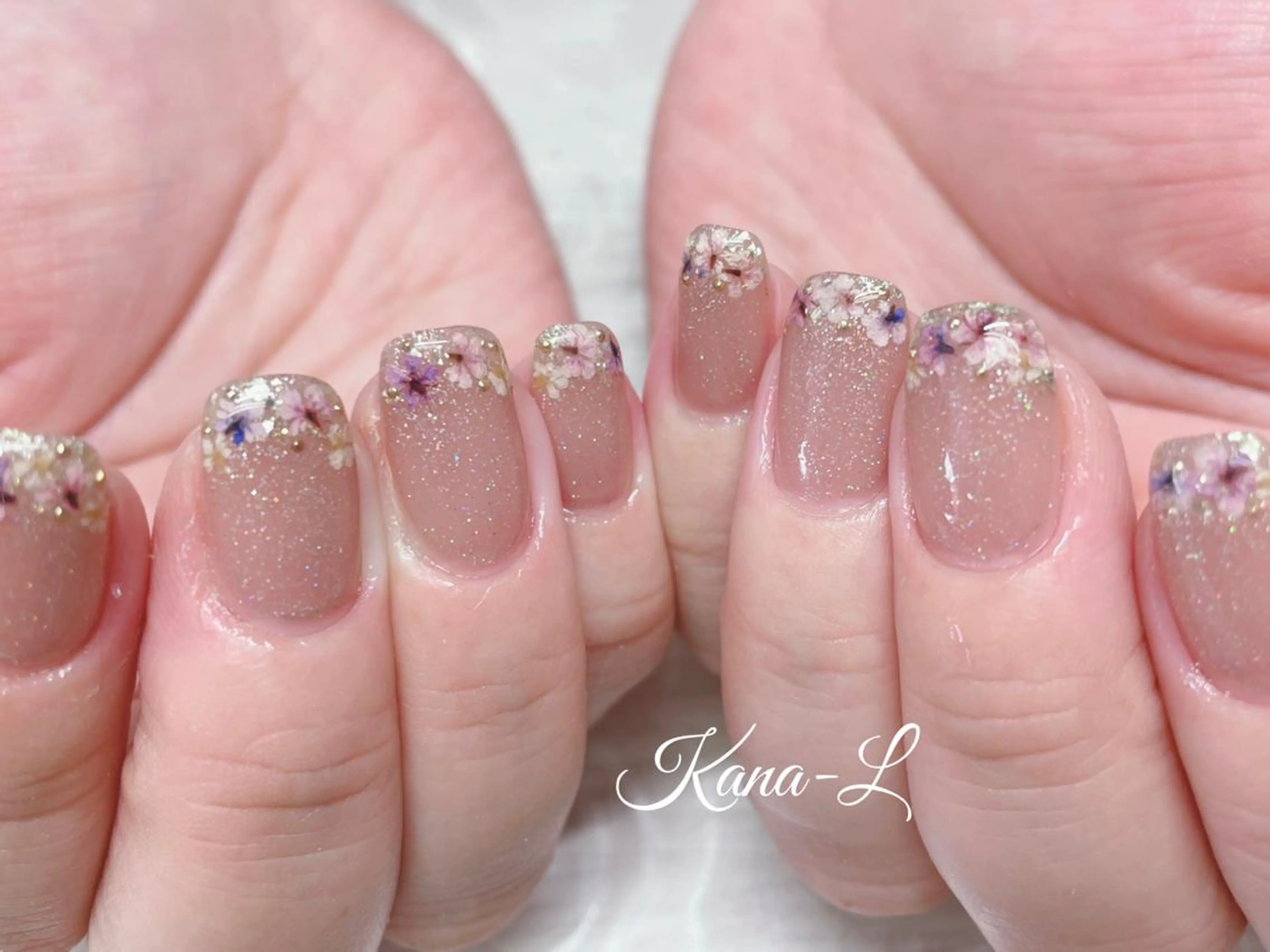 カラー ネイル フレンチネイル ラメ(グリッター) 芦辺 香奈のネイルデザイン