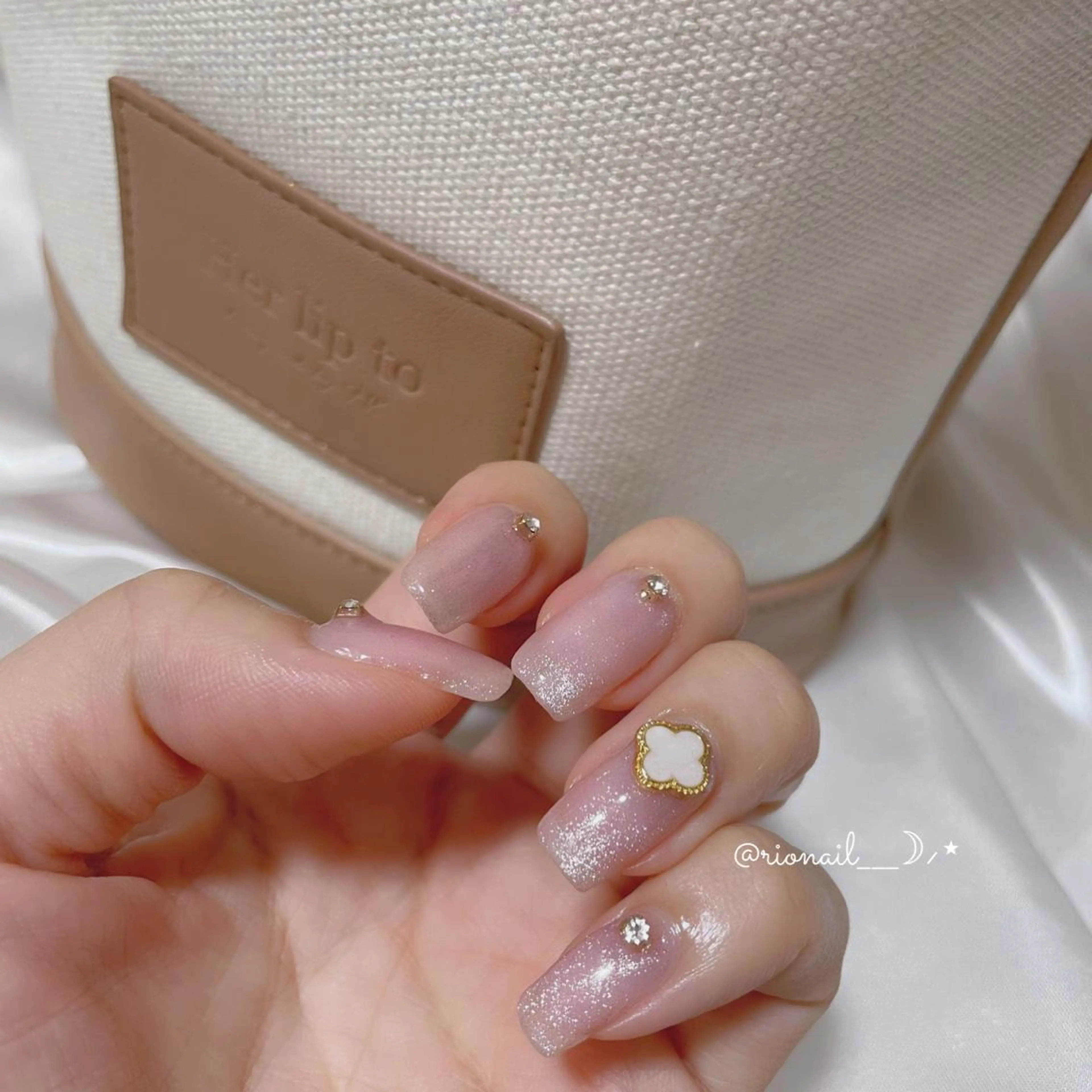 ネイル アートネイル 𝘙𝘪𝘰𝘯𝘢 ...🕯🤍のネイルデザイン