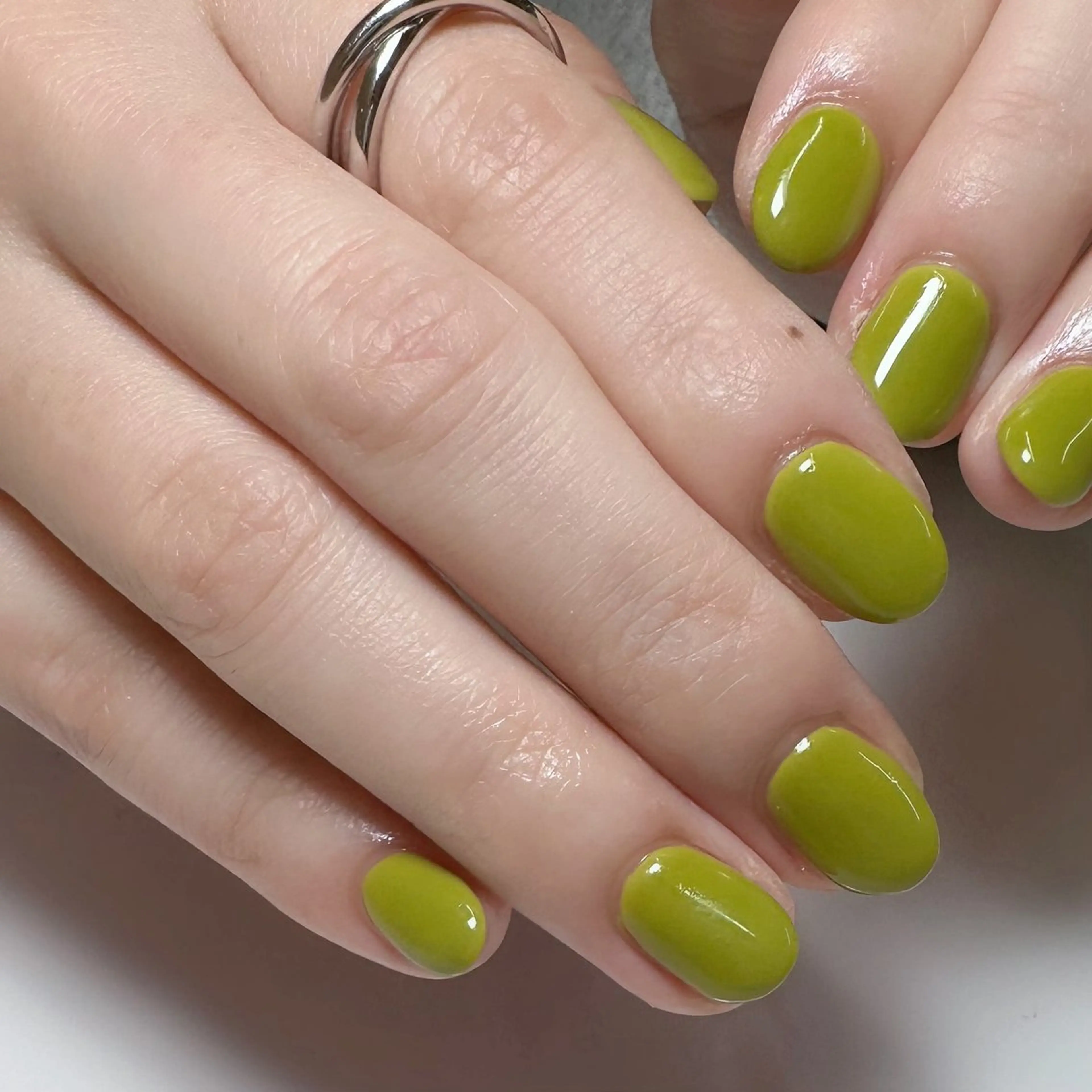 ネイル ピスタチオネイル 𝗺𝗮𝗸𝗶 .のネイルデザイン