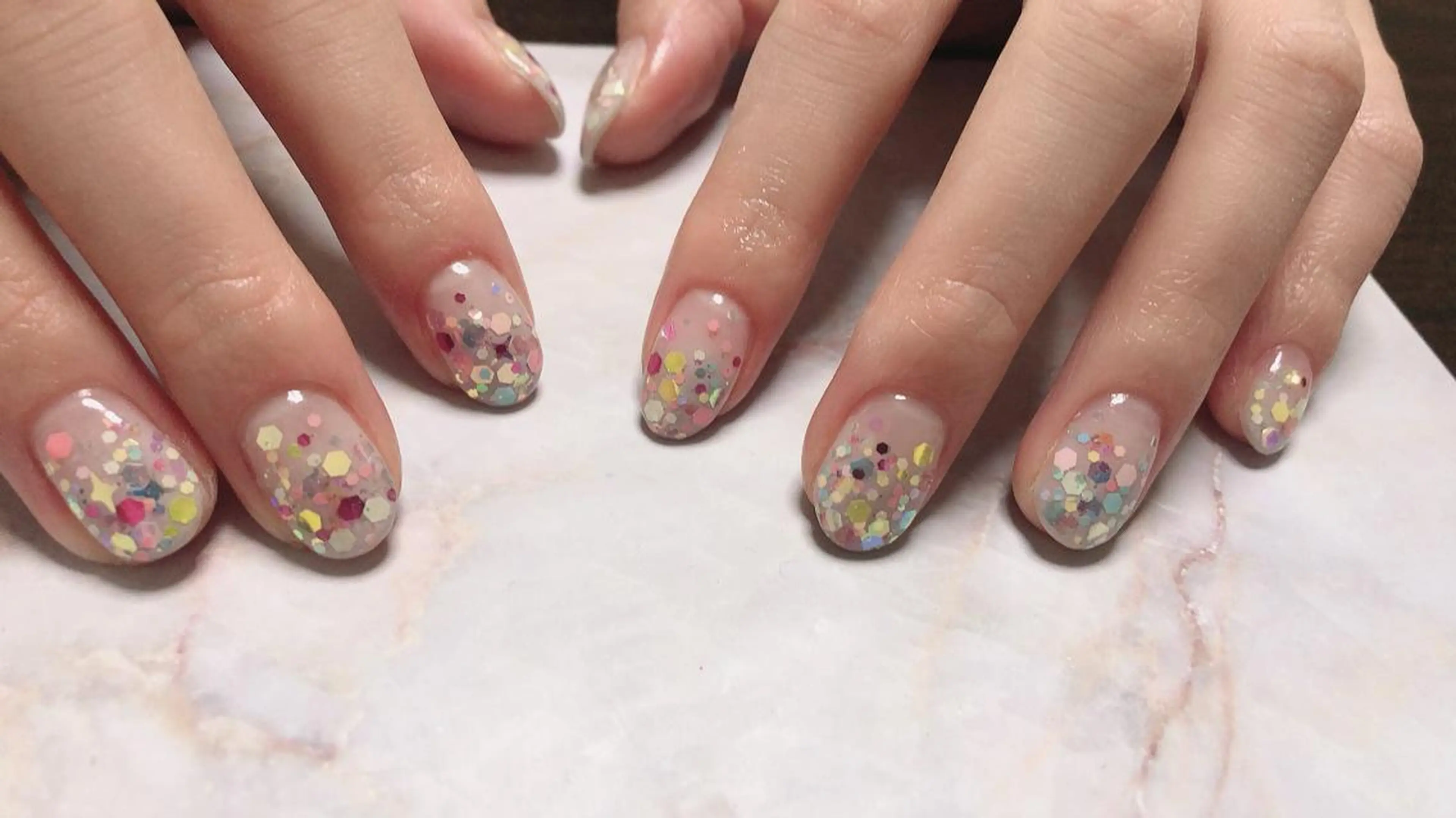 ネイル グラデーション ラメ(グリッター) ラメグラデーション ハンドネイル mano nella mano所属・mano nella manoのネイルデザイン