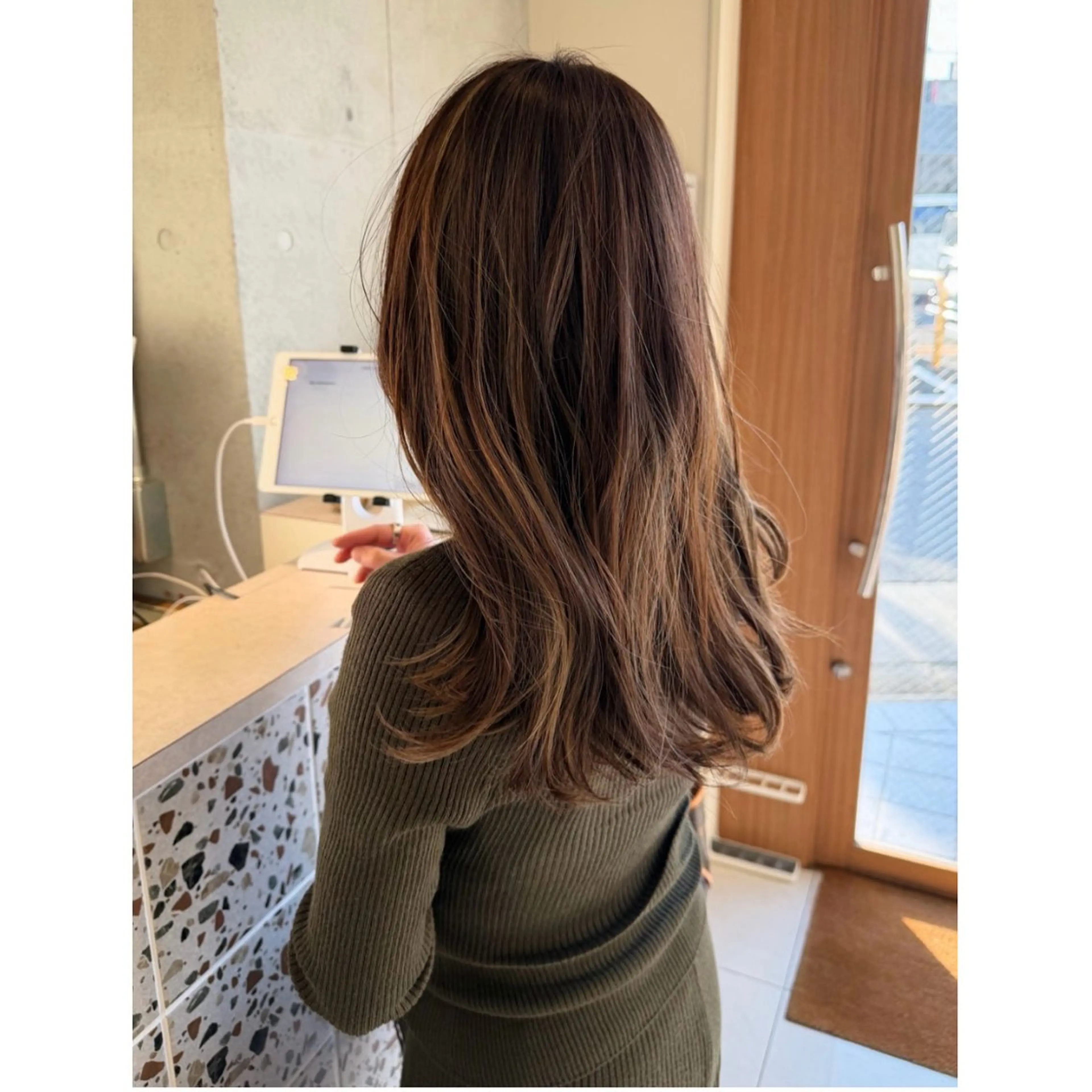 ロング カラー ベージュカラー 透明感カラー ハイライトカラー オリーブベージュ ハイライト カット ヘアカラー トリートメント ボブパーマ/艶カラー 透明感カラー/ユメノのヘアスタイル