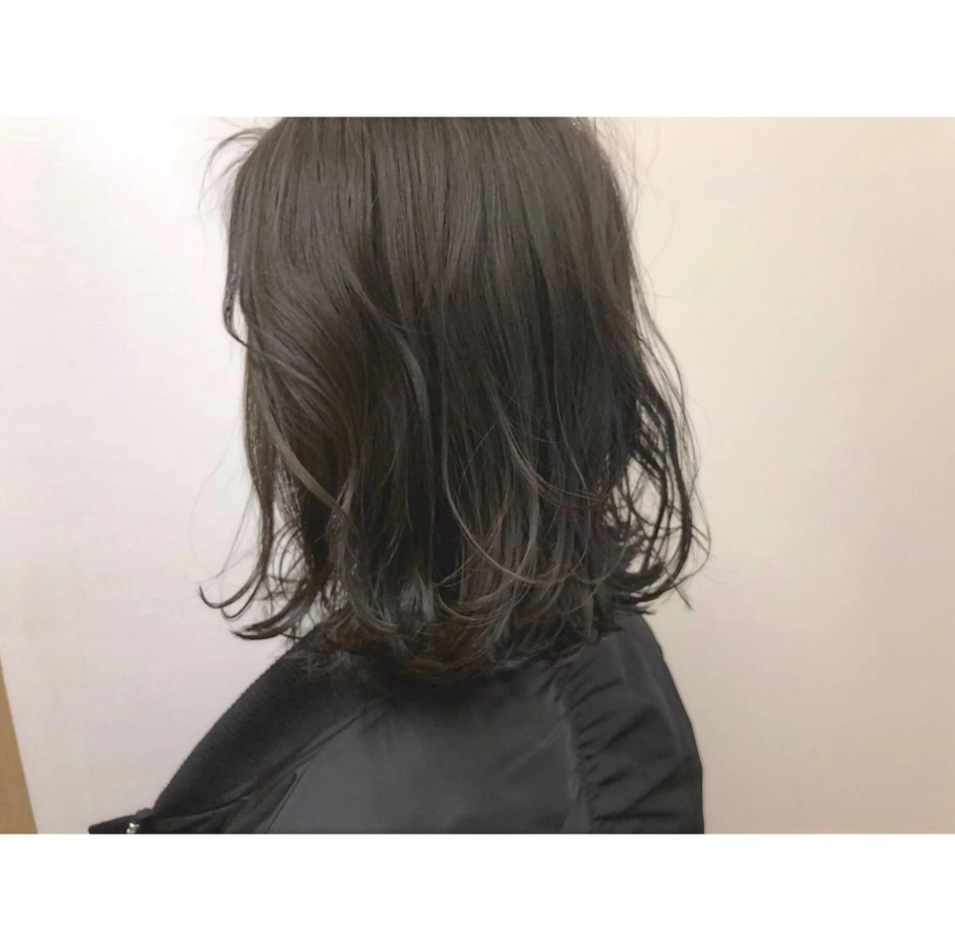 ミディアム カラー グレージュ ハイライトカラー カーキグレージュ ハイライト 美容室Violet所属・伊藤 ひかりのヘアスタイル