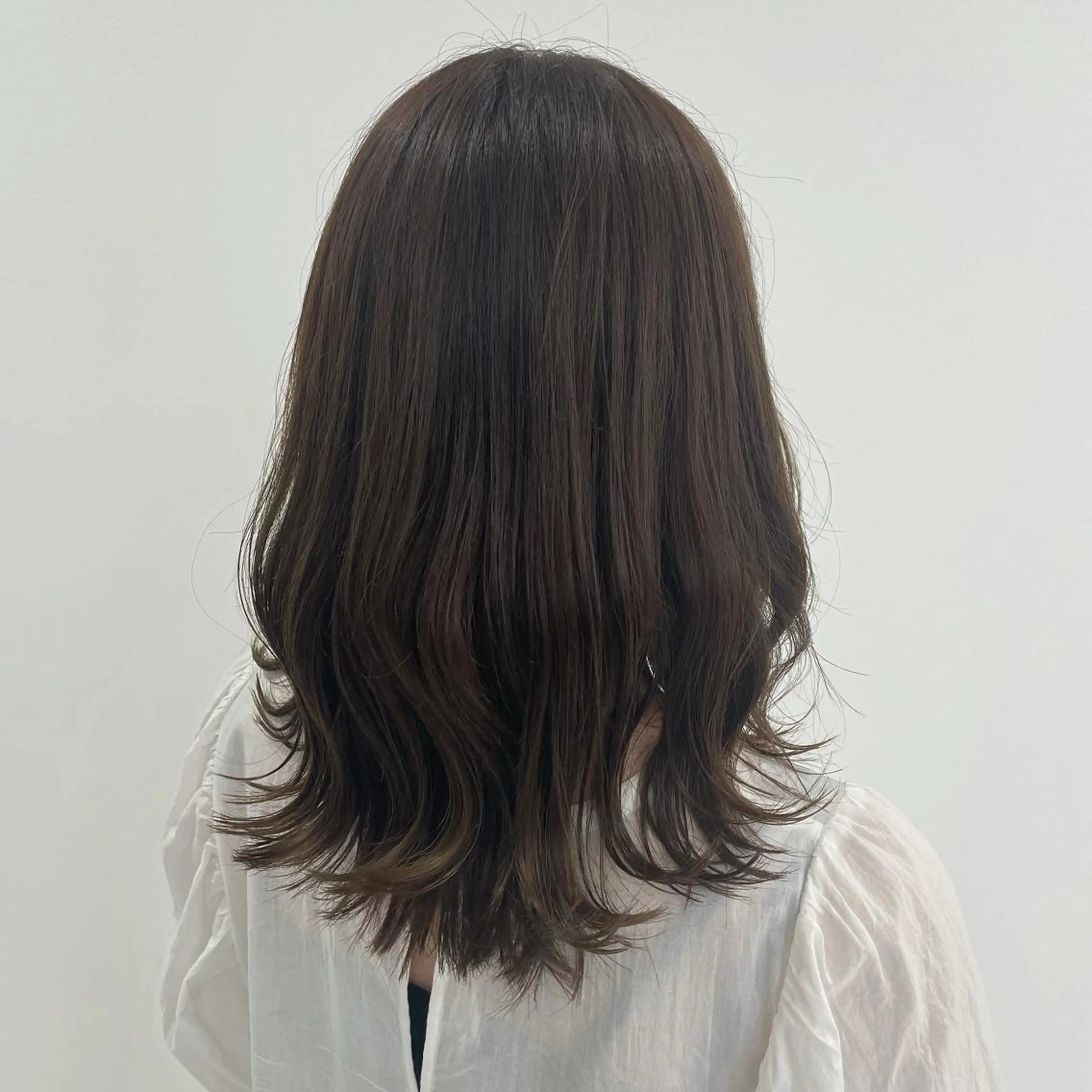 ミディアム カラー ブリーチ・縮毛矯正 三島佳音のヘアスタイル