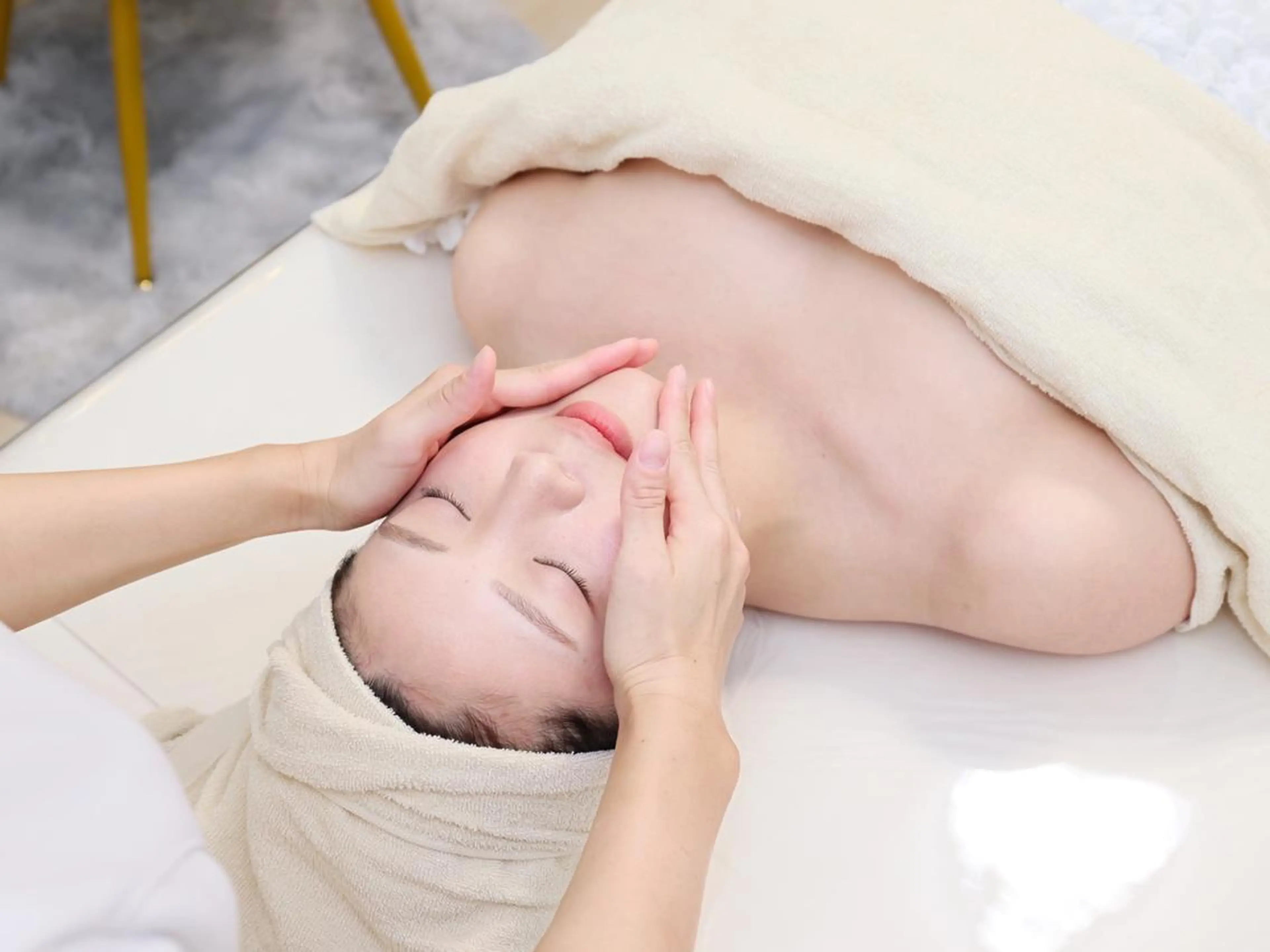 【小顔むくみ＆肩こりW改善】小顔コルギ＋背中 カッサ80分の写真