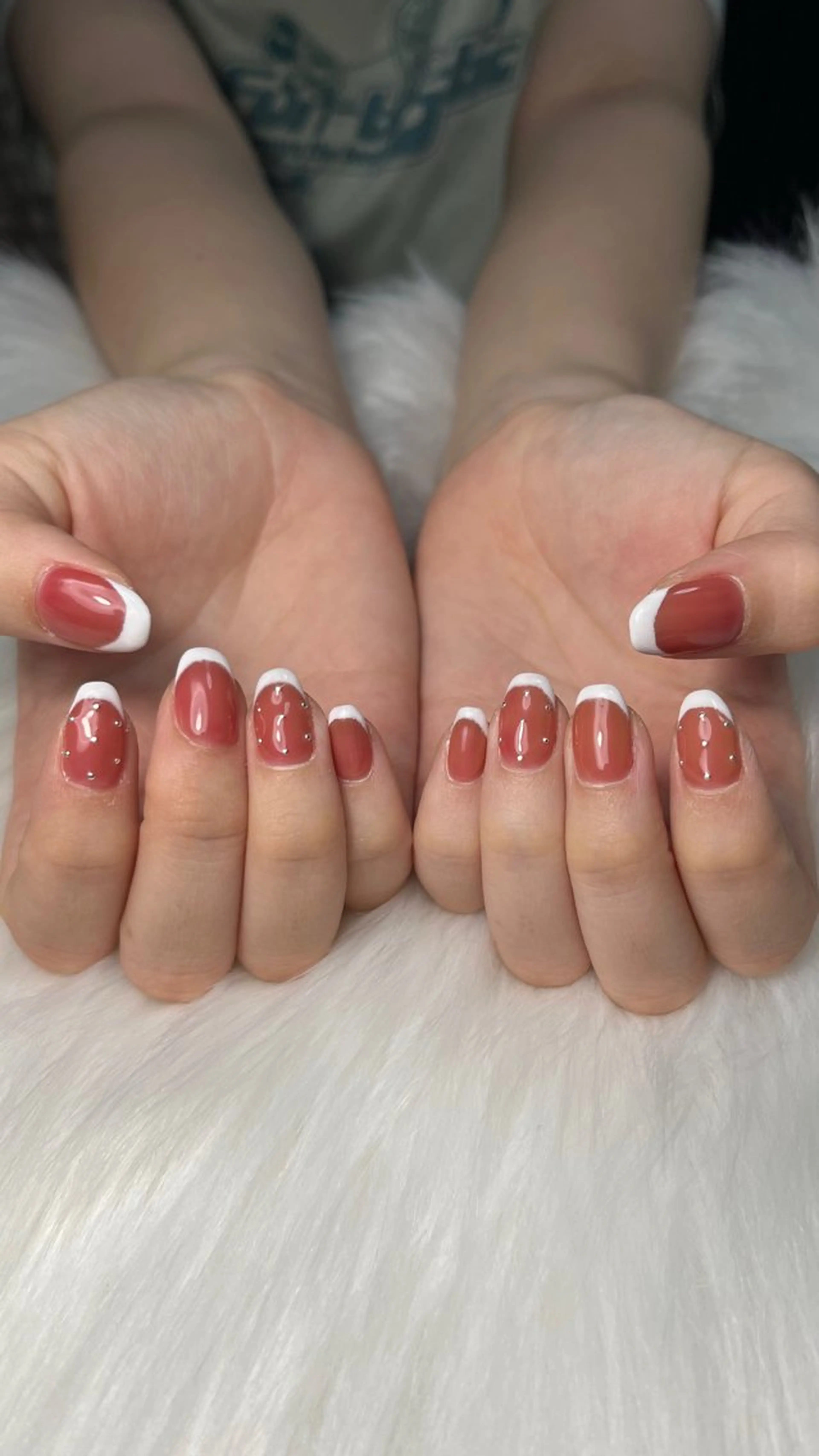 ネイル ブラウン フレンチネイル ラメ(グリッター) 赤色 シルバー ハンドネイル Nail salon Hanakoのネイルデザイン