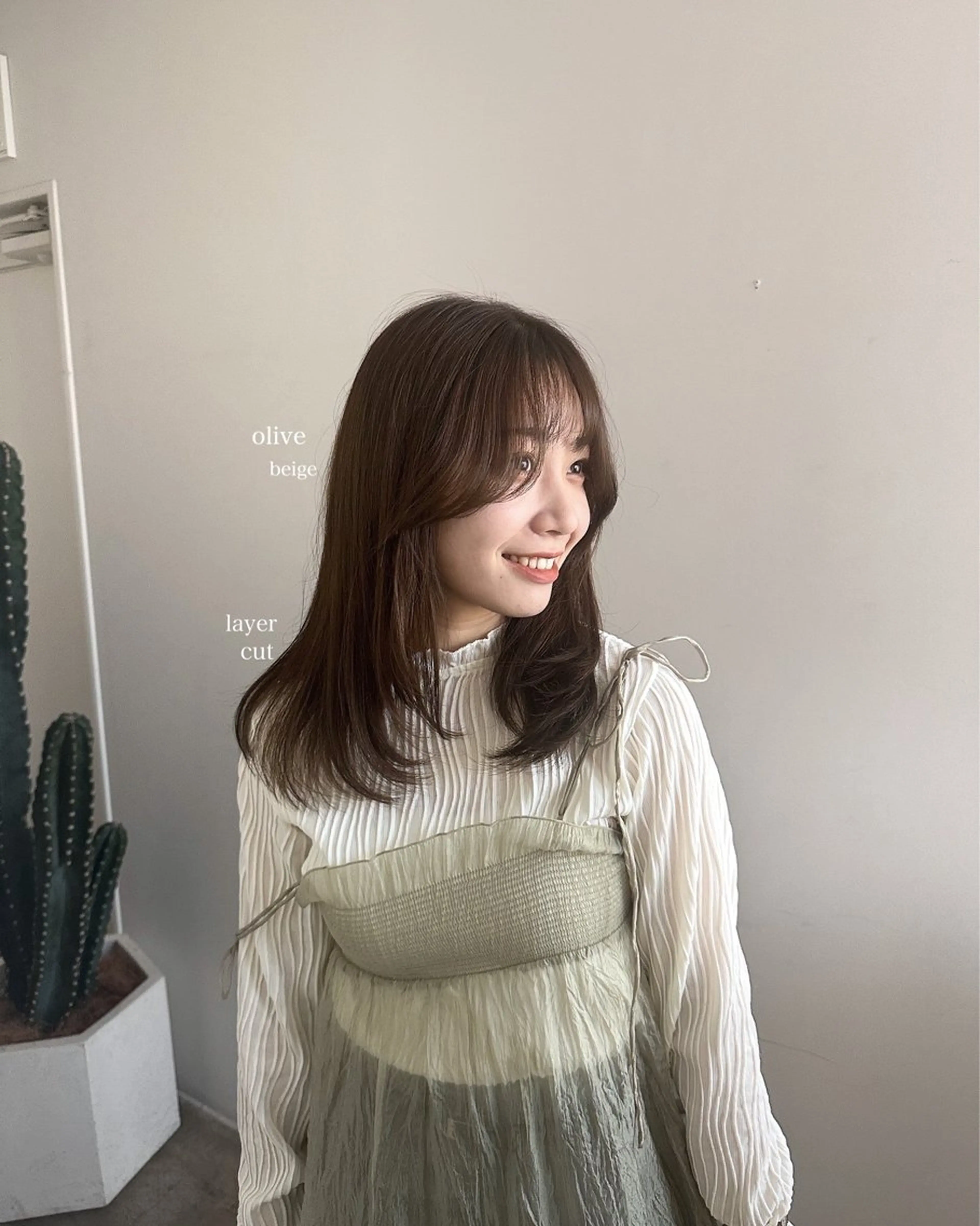 ロング カラー ベージュカラー オリーブベージュ レイヤーカット サイドバング ヘアカラー トリートメント 髪質改善/似合わせ カラー/レイヤーのヘアスタイル