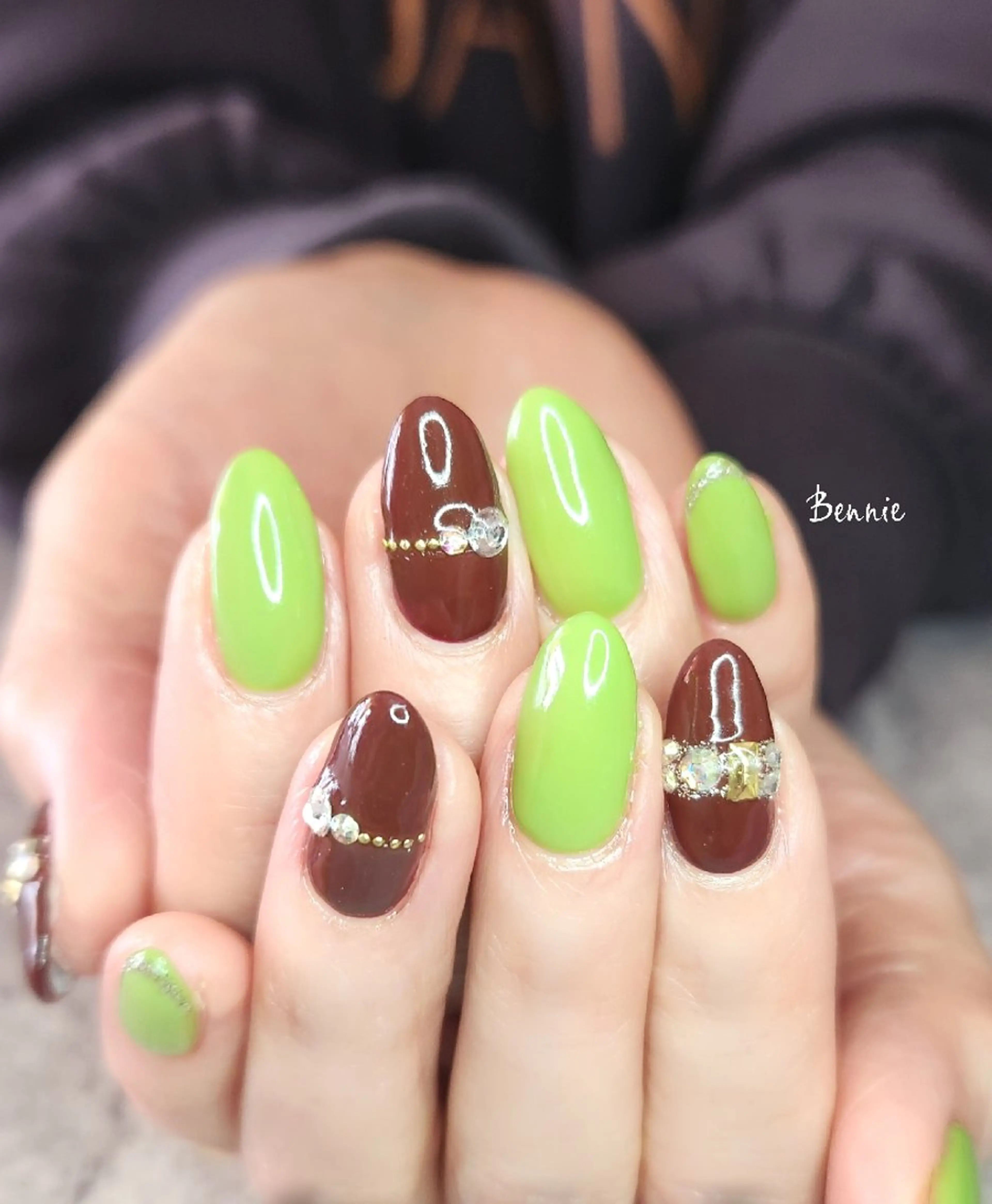 ネイル ブラウン グリーン キラキラネイル 春ネイル ストーンネイル ハンドネイル   BENNIEのネイルデザイン