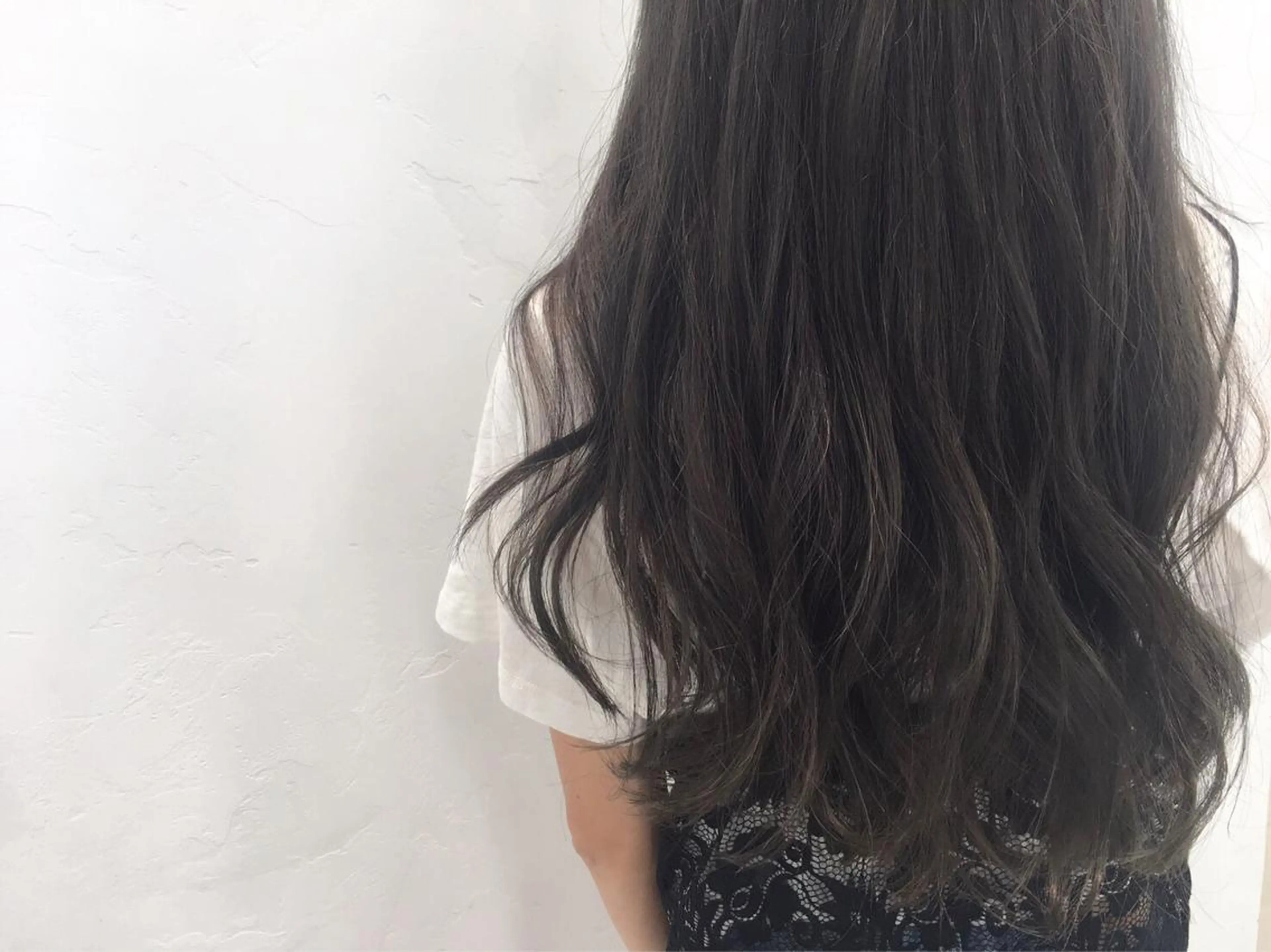 ロング カラー アッシュ アッシュグレー ブリーチ ブリーチなしカラー 鈴木 翔梧のヘアスタイル