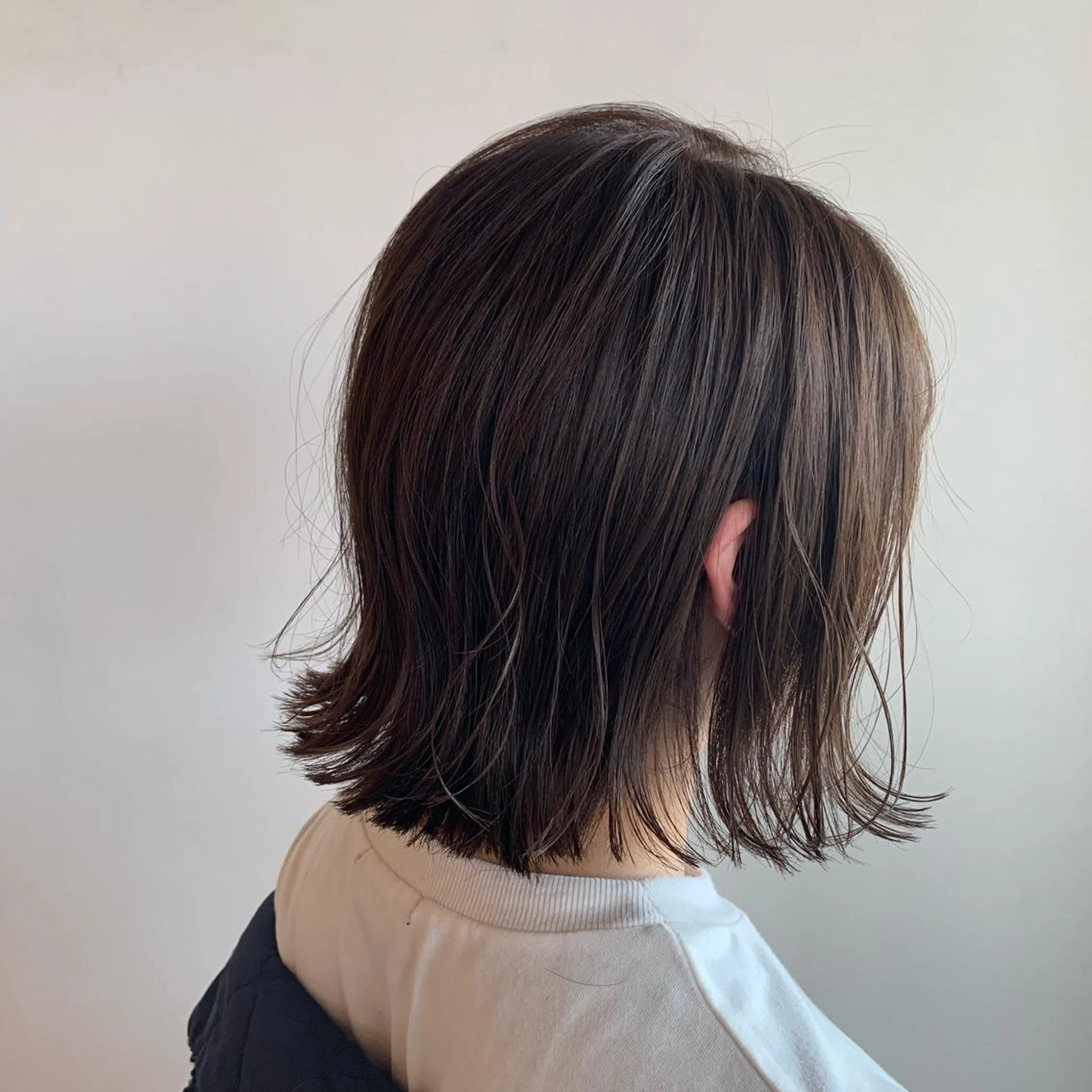 ミディアム カラー グレージュ ボブ 外ハネヘア 中島 直哉のヘアスタイル