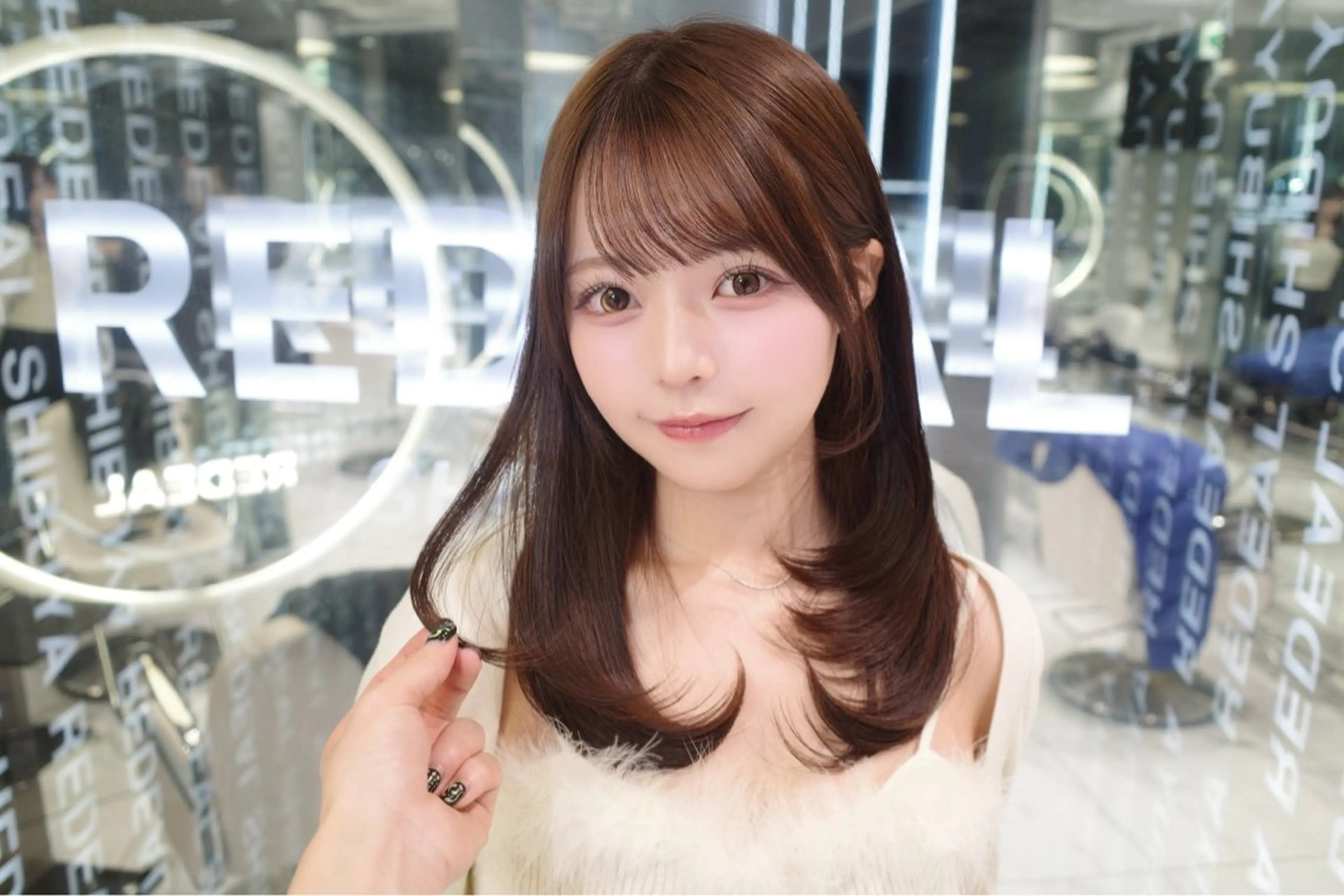 ミディアム がわ/レイヤー /中顔面短縮カットのヘアスタイル