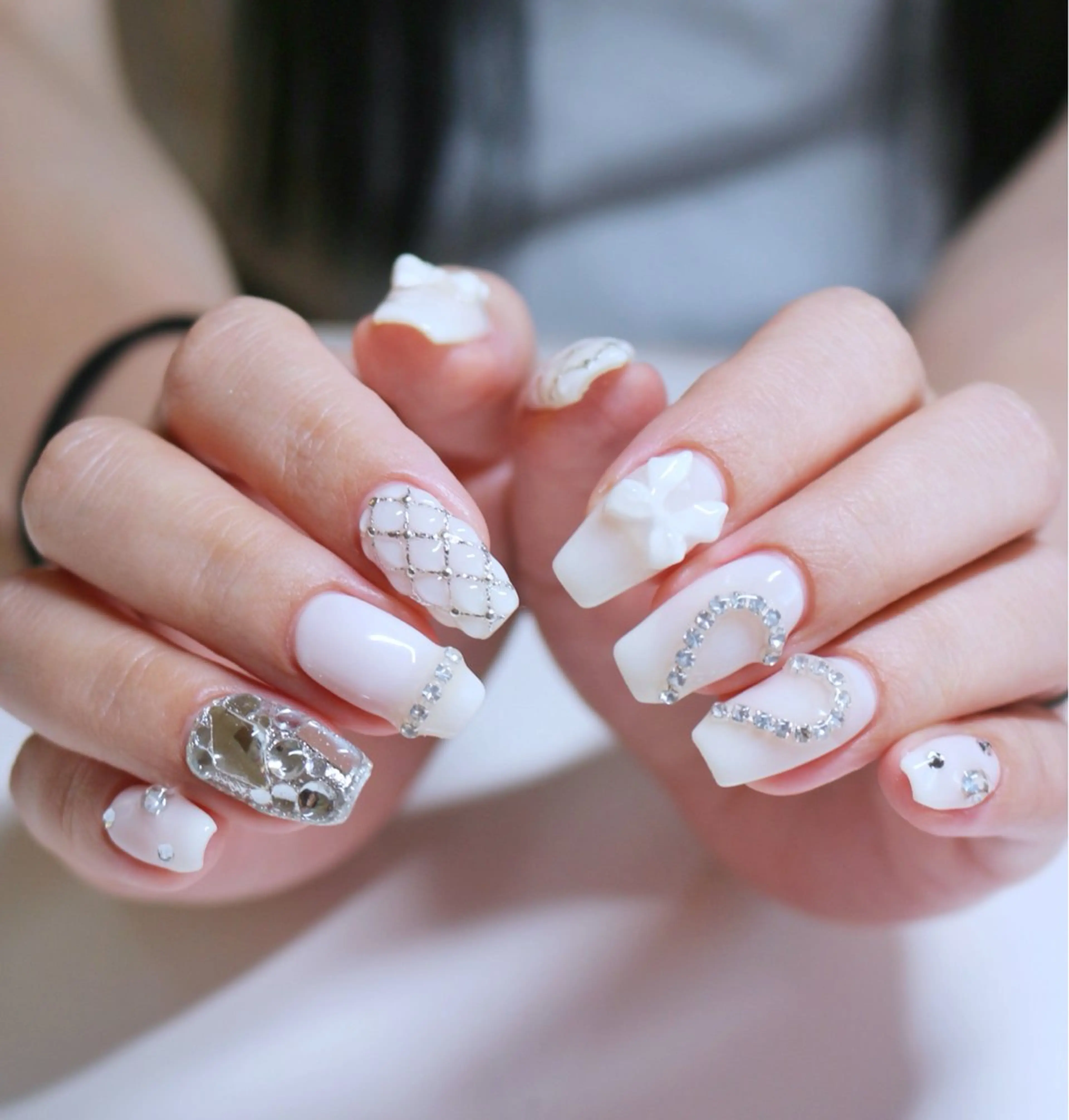 ネイル 韓国ネイル リボン ワンホンネイル ブライダルネイル ホワイト ハンドネイル Baku Nailsのネイルデザイン