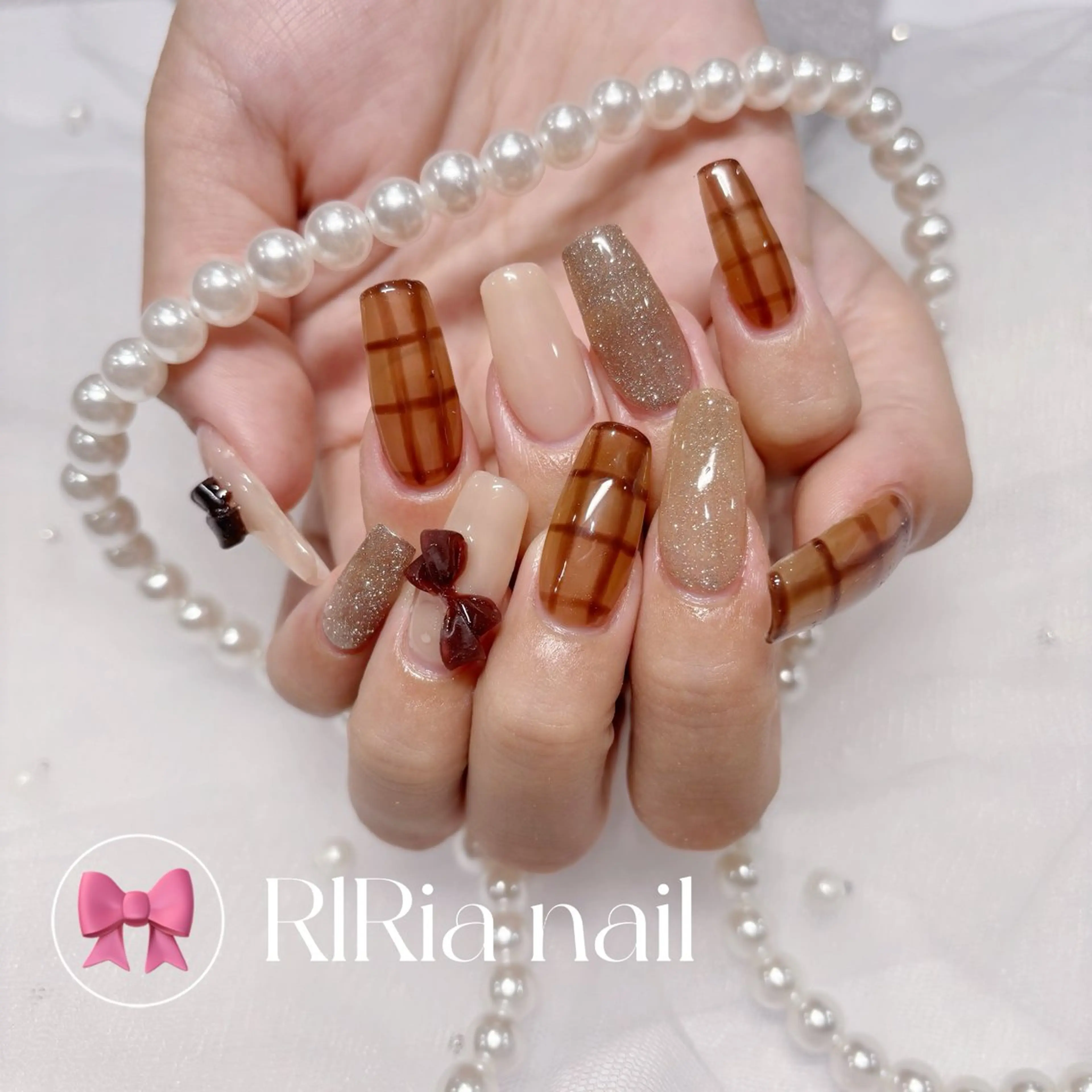 ネイル ブラウン ガーリー ラメ(グリッター) ぷっくりネイル リボン ハンドネイル 🎀『RlRia』(GO TODAY シェアサロン 横浜Solace店内)🎀所属・RlRia .のネイルデザイン