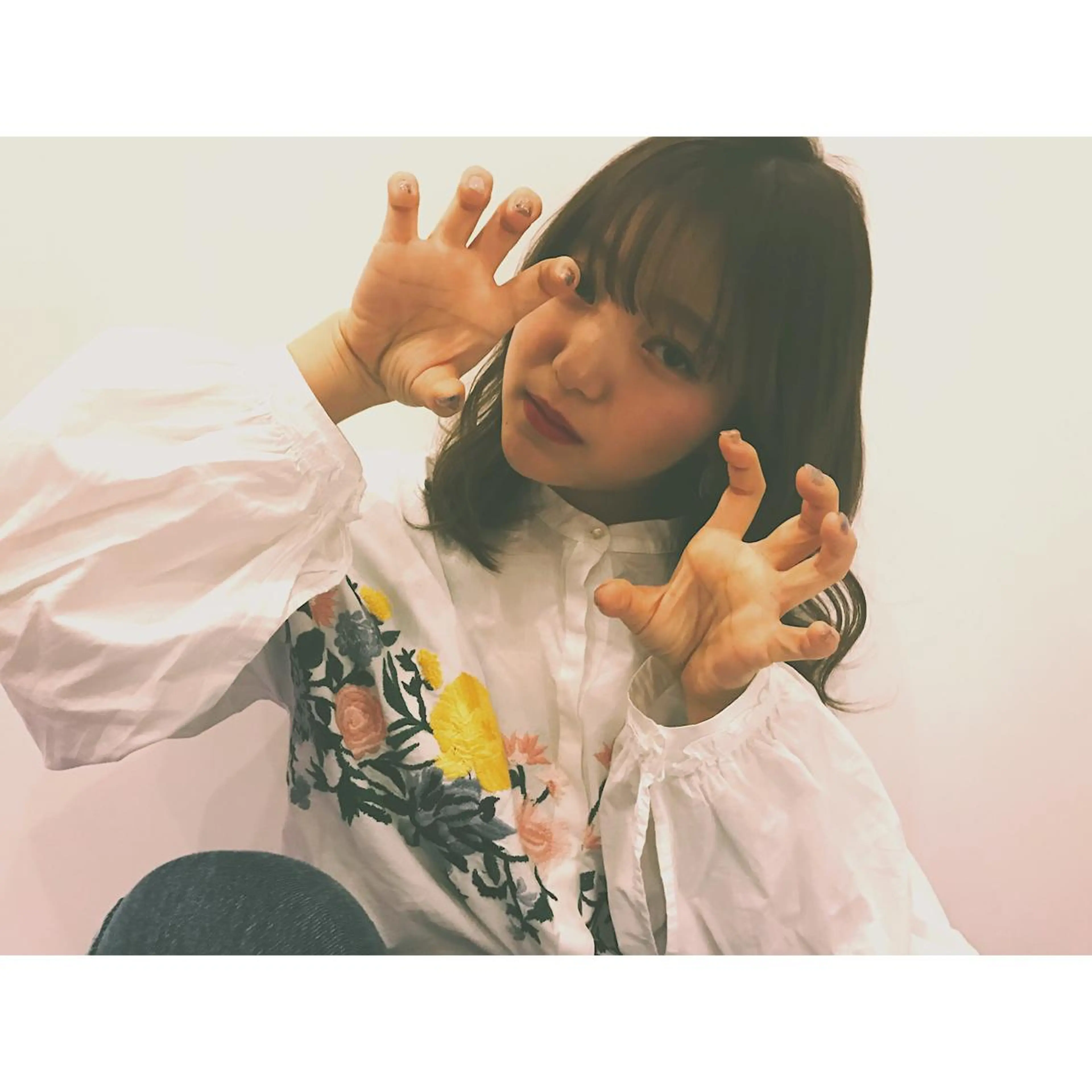 ミディアム カラー ネイル イルミナカラー シースルーバング 日々所属・谷 大地のヘアスタイル