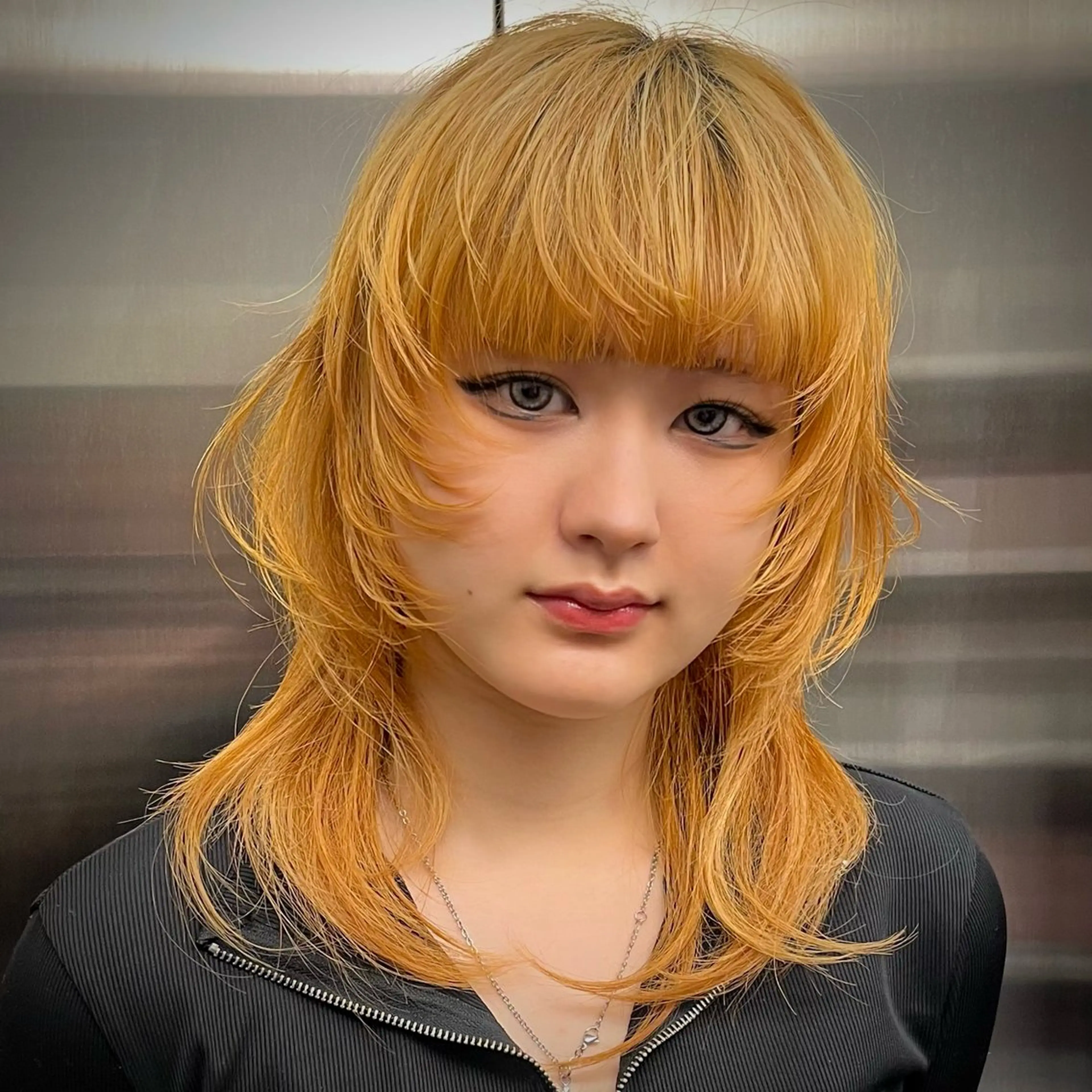 セミロング カット ウルフとデザイン カラーの神のヘアスタイル