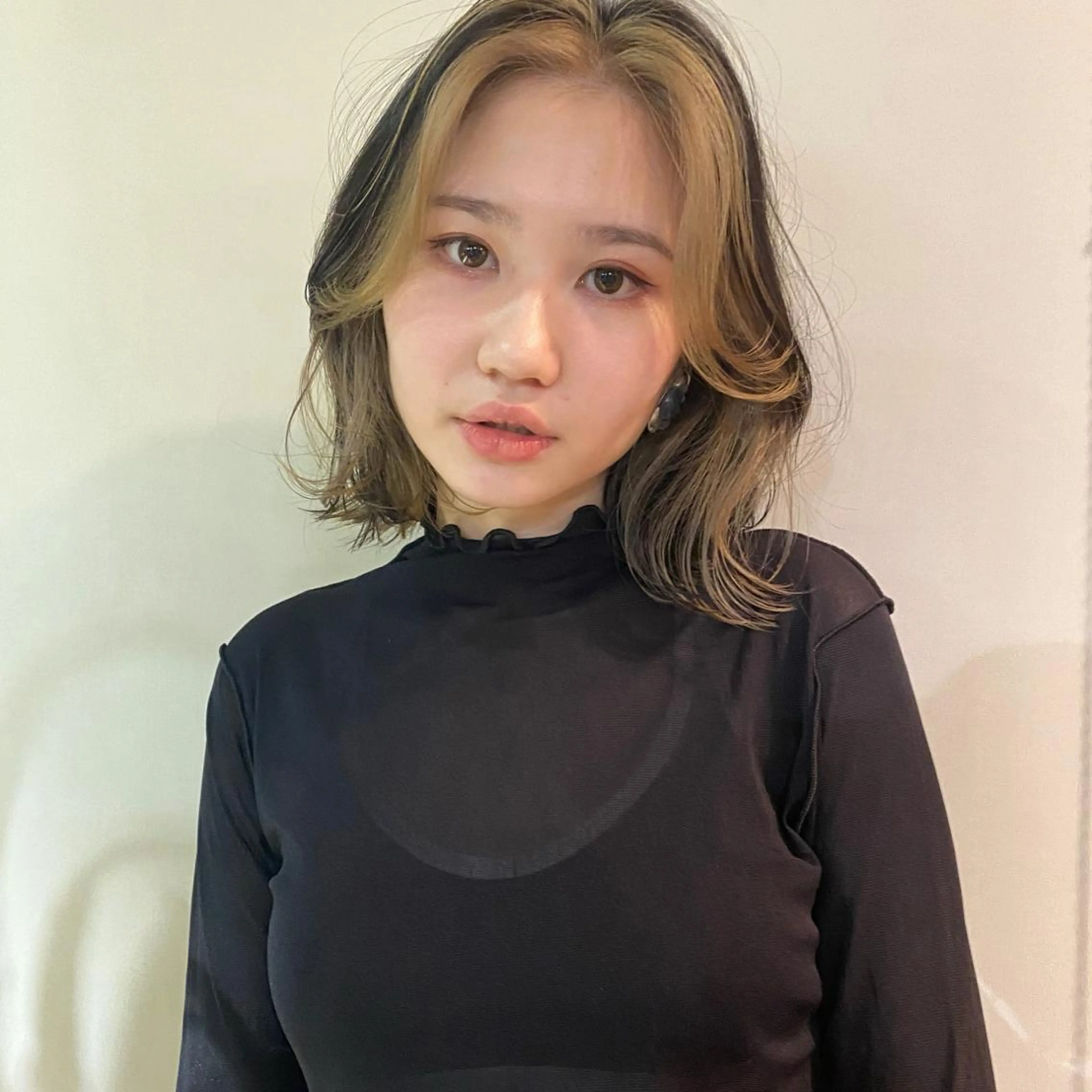 ミディアム カラー パーマ ヘアアレンジ ミストバング ベージュカラー  フェイスフレーミング ホワイトベージュ GIVET (ジヴェ)所属・撮影モデル募集 🦋soemikaのヘアスタイル