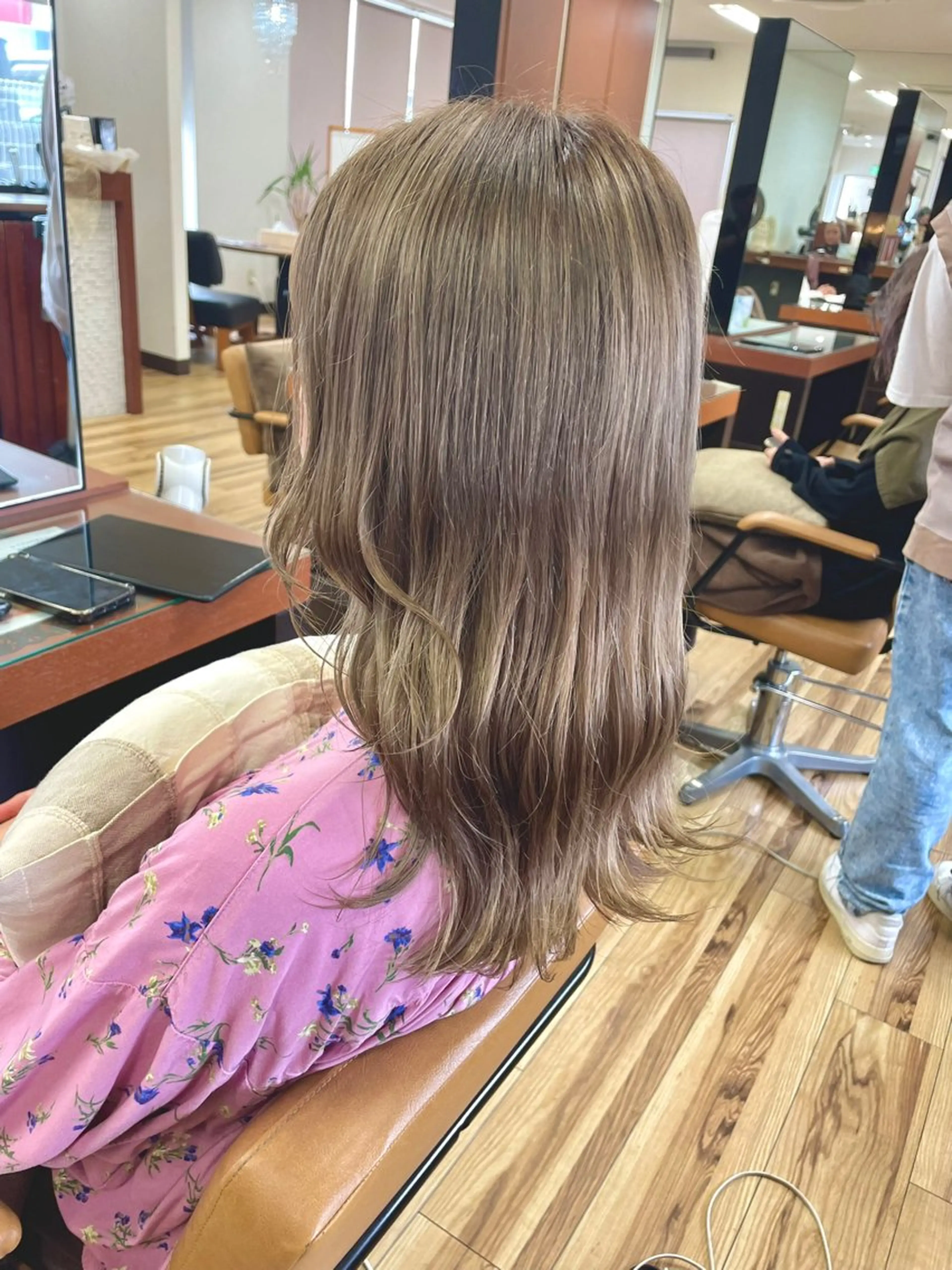 ミディアム 榮 百合香のヘアスタイル