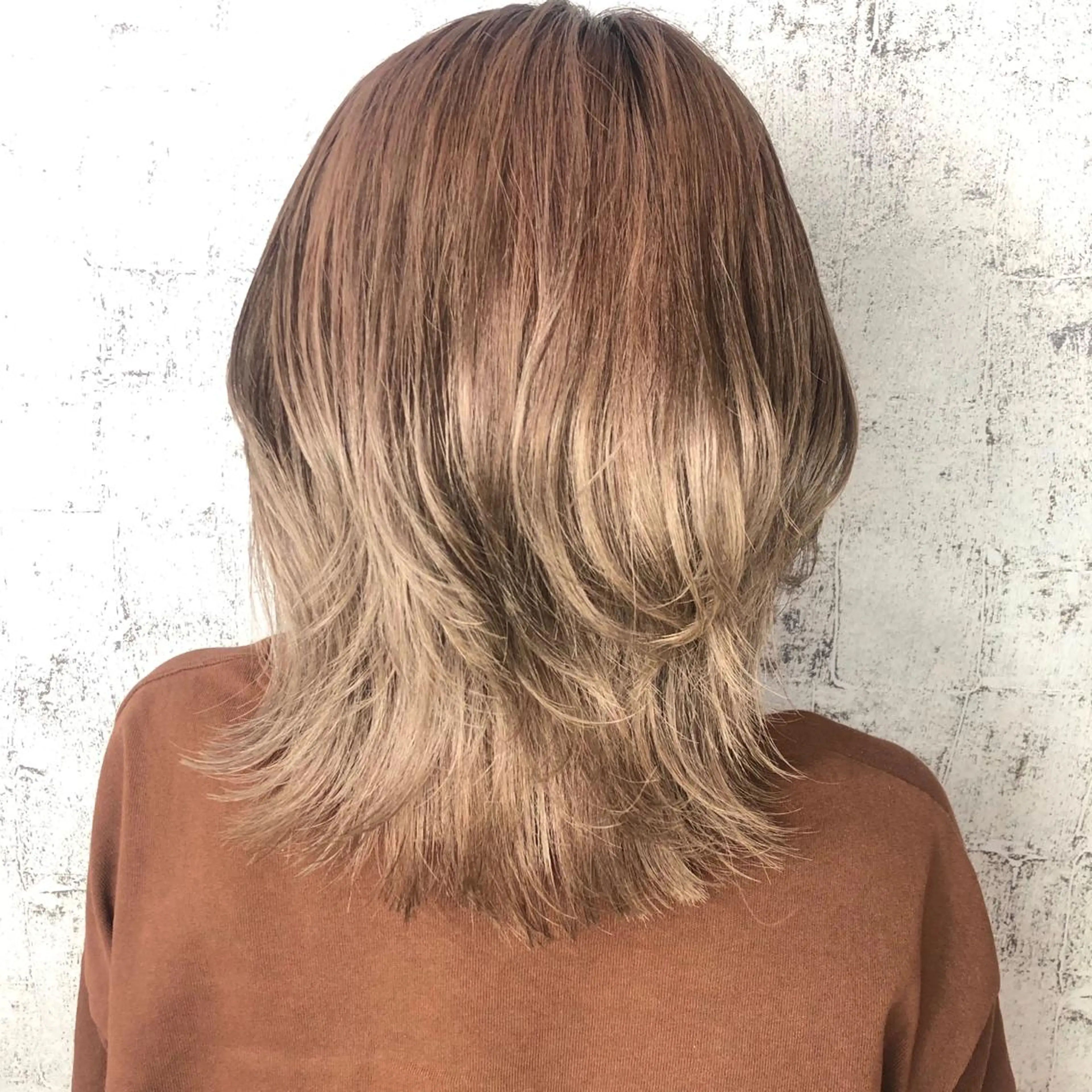 ミディアム カラー ウルフカット ベージュ/インナー カラー🤍Rieのヘアスタイル