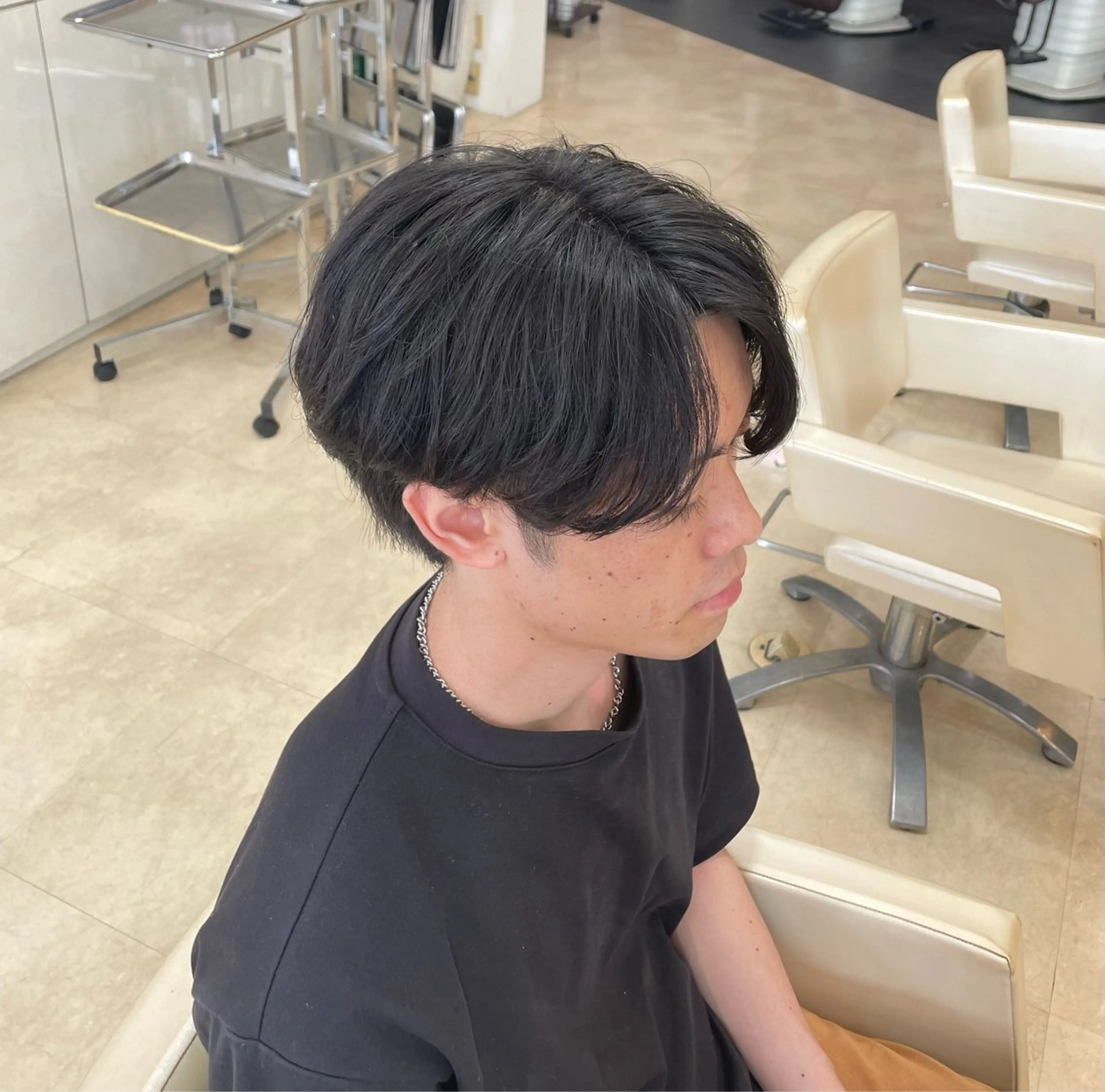 ミディアム パーマ メンズ ミディアムパーマ メンズ韓国風 メンズパーマ 韓国風ヘア 大宮｜似合わせ髪質 改善カットカラー｜のヘアスタイル