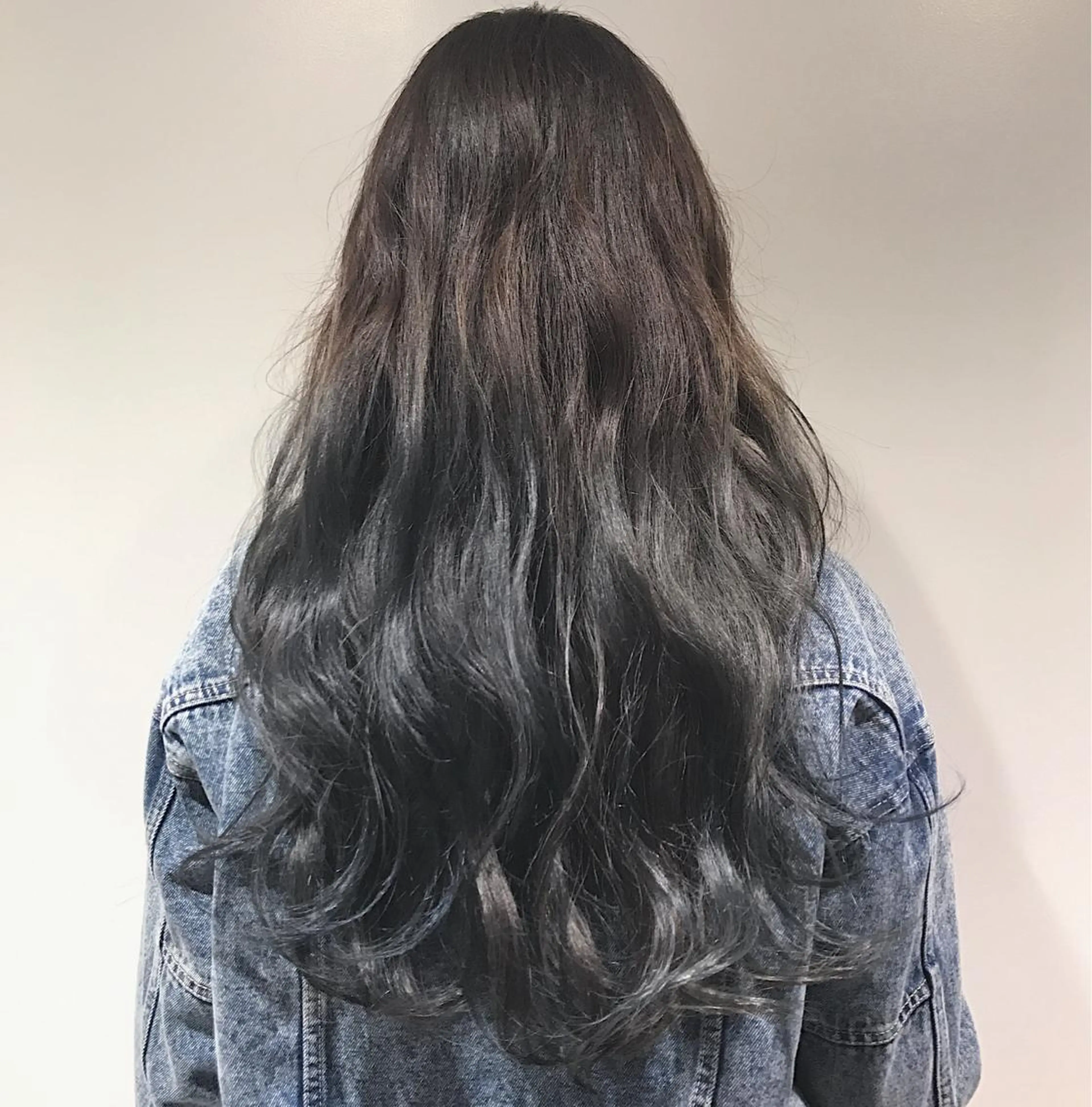 ロング カラー ヘアアレンジ ブリーチ ブルーカラー グラデーションカラー Zina渋谷エリア マネージャShionのヘアスタイル