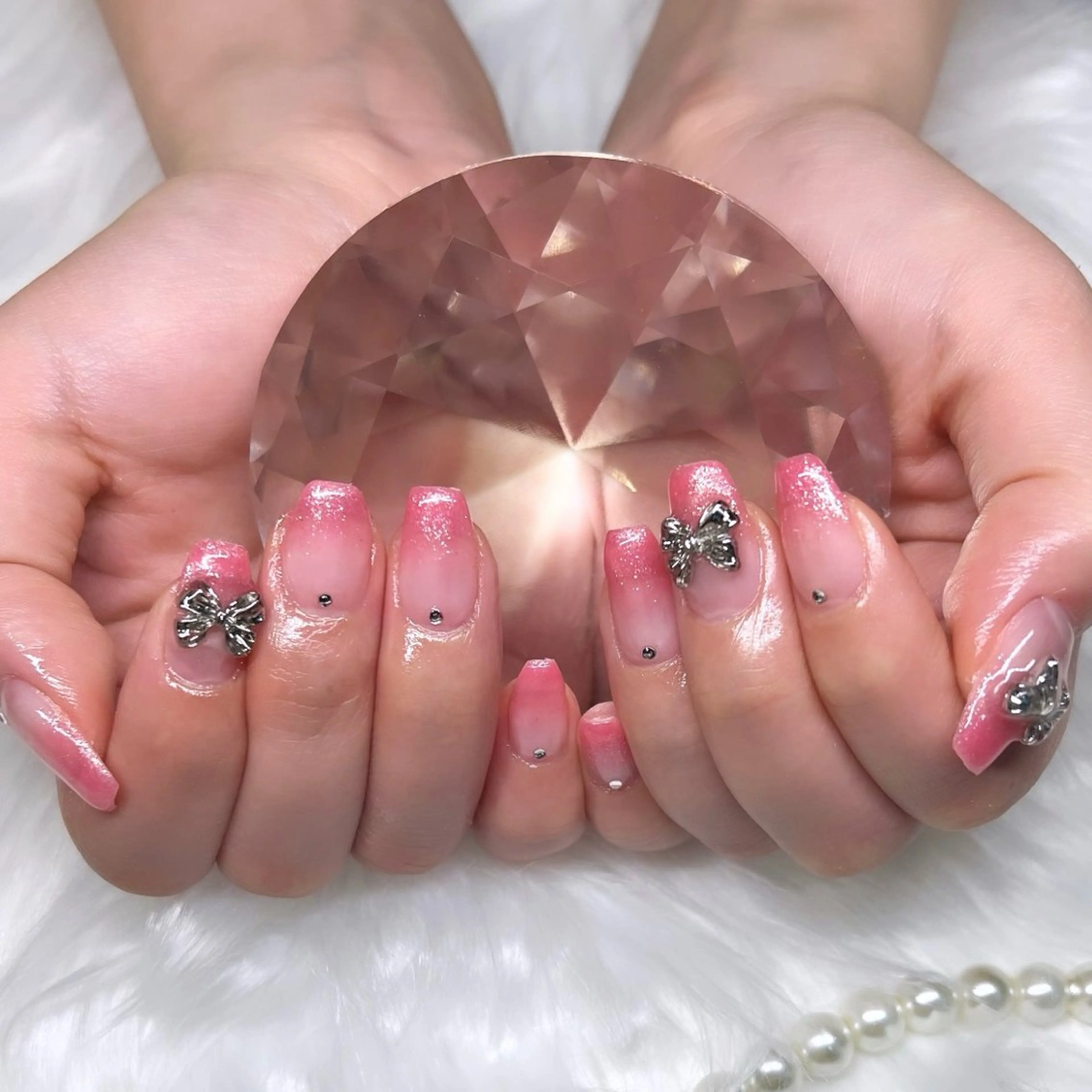 ネイル ジェルネイル グラデーション ラメ(グリッター) ラメグラデーション リボン ハンドネイル Kobayashi Komugiのネイルデザイン