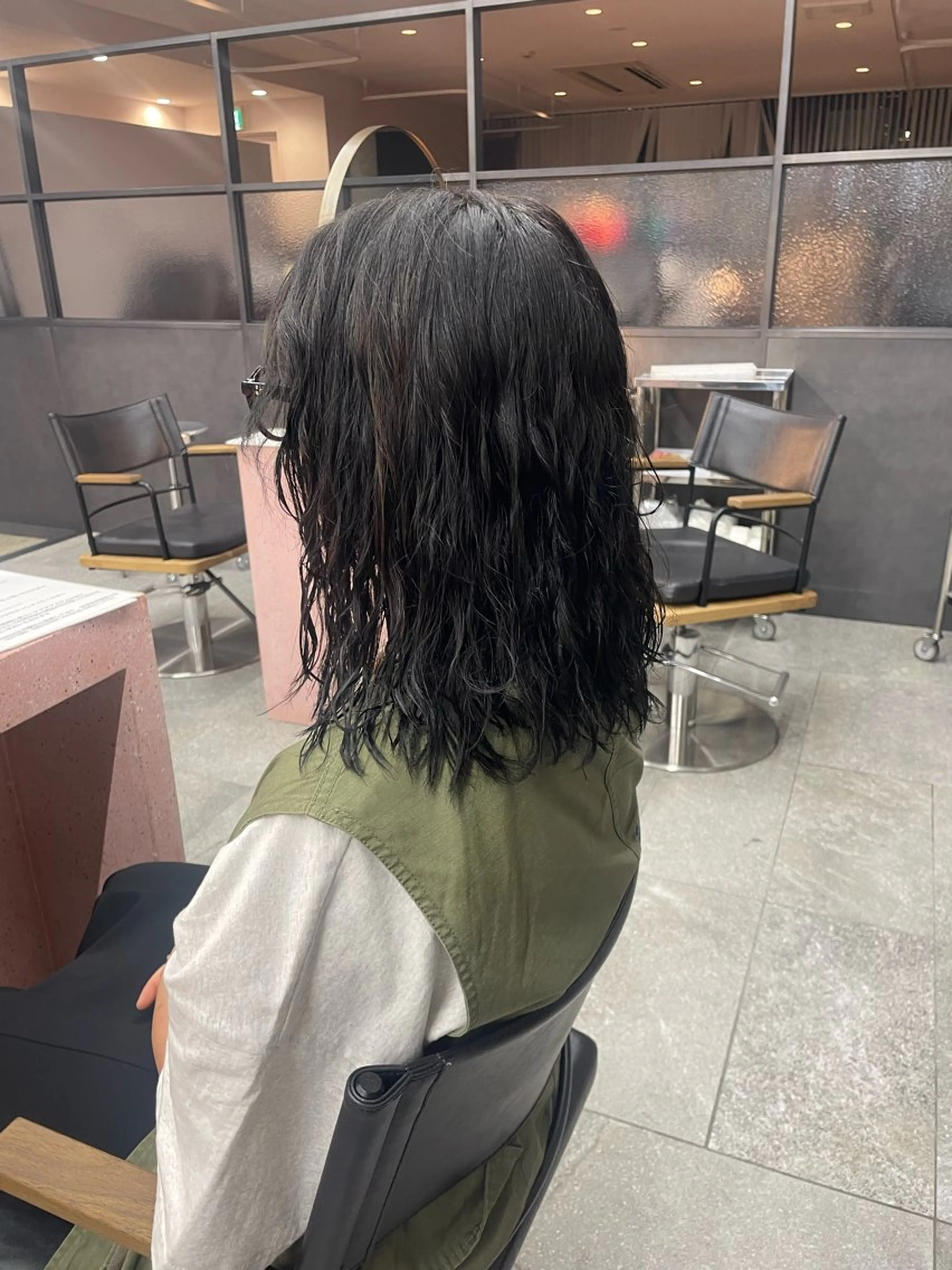 セミロング カット ヘアカラー パーマ 鈴木瑛里／ブロンド ベージュ／男女のヘアスタイル