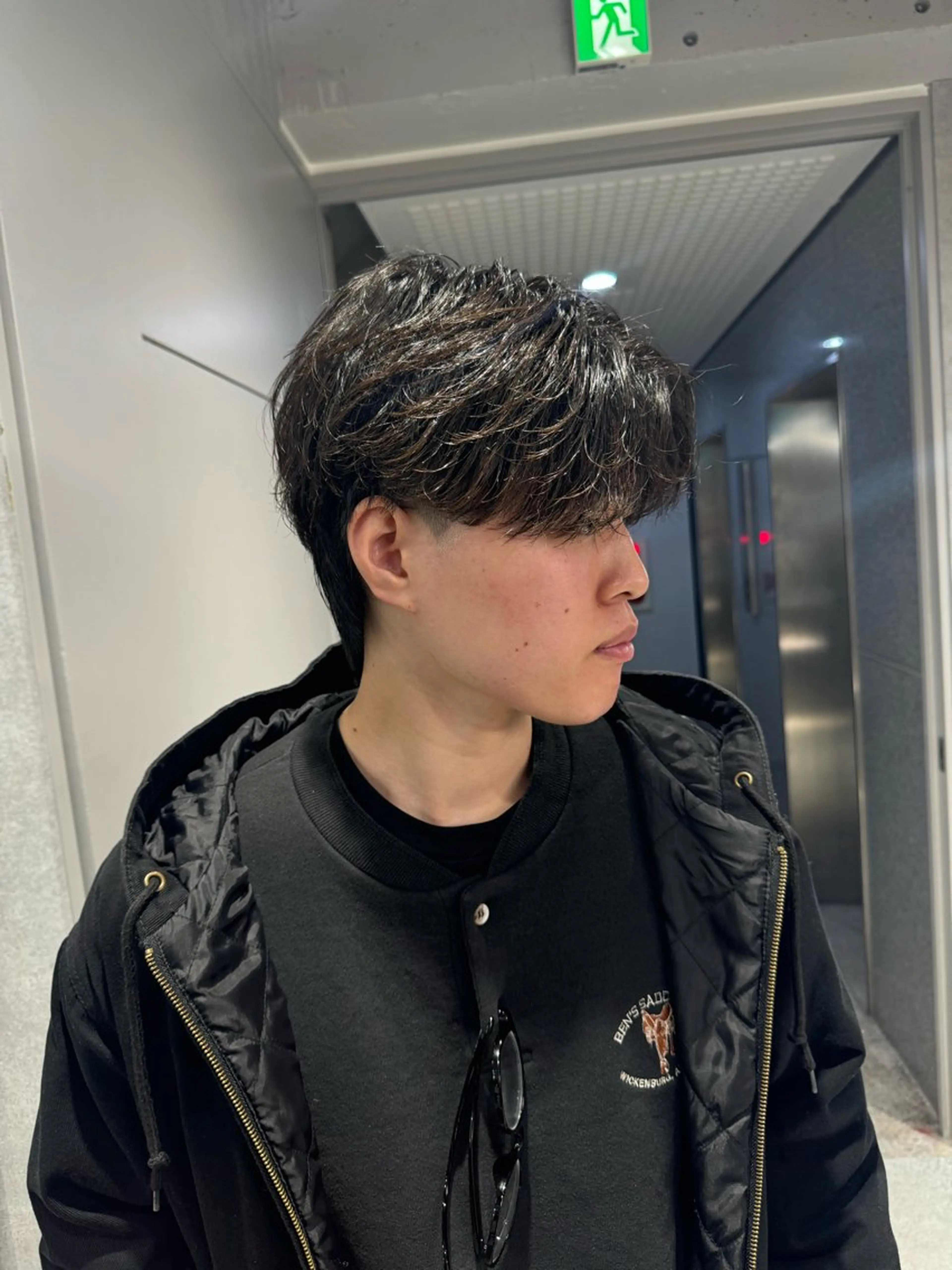 ショート カラー パーマ ヘアアレンジ メンズ メンズブリーチ センターパート フェザーパーマ メンズハイライト メンズハイトーン スパイキー/フェザー /波巻き/かいとのヘアスタイル