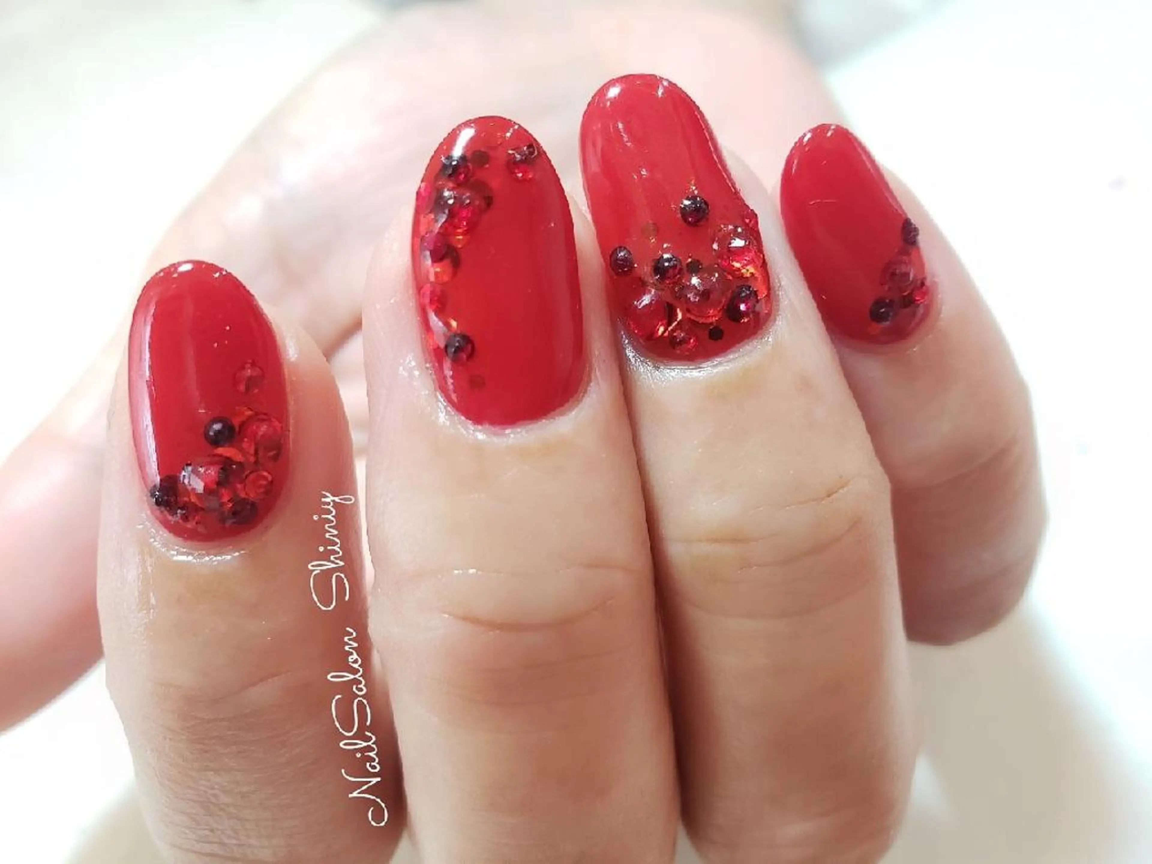 ネイル ホログラムネイル 赤色 ストーンネイル ネイル＆脱毛サロン マキのネイルデザイン