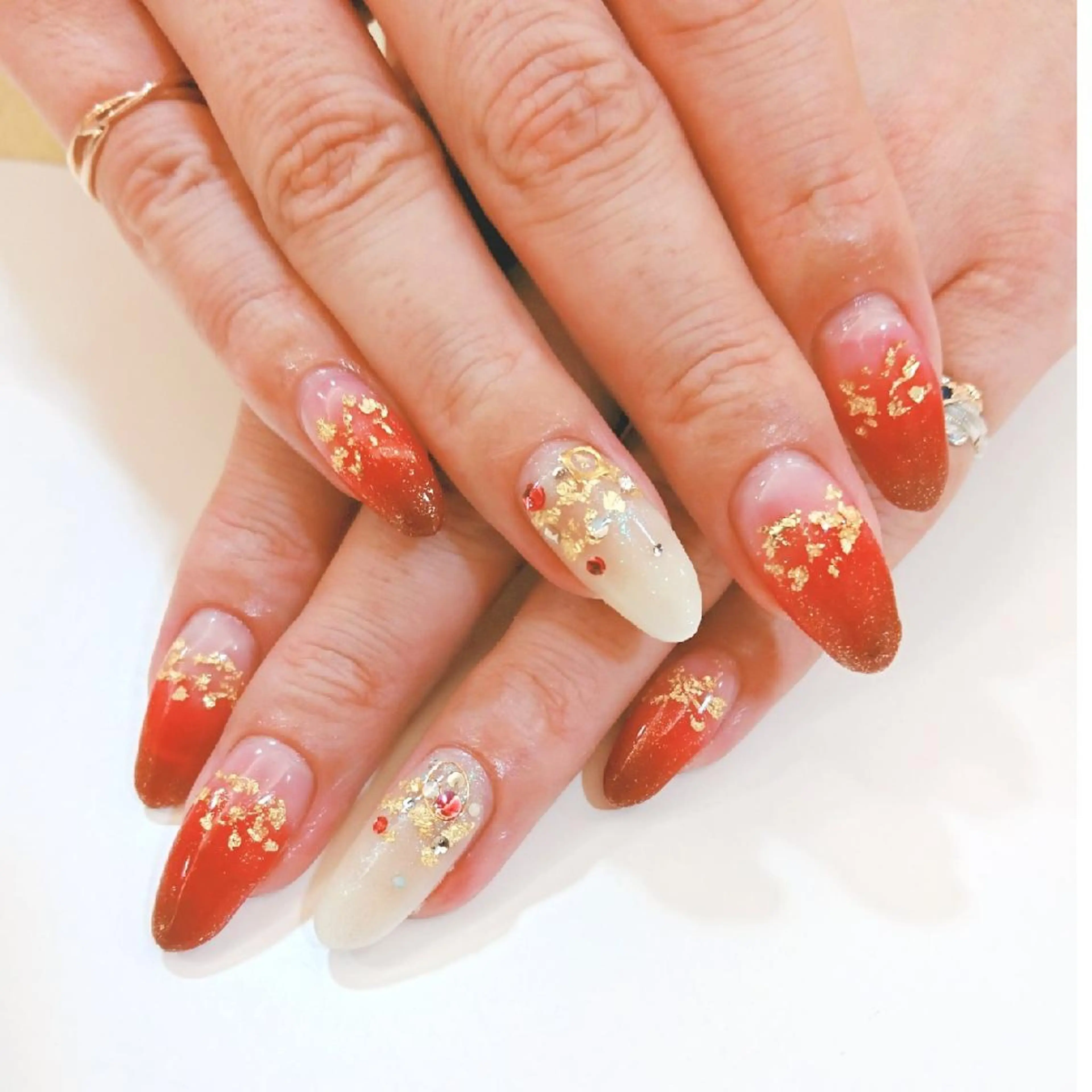 カラー ネイル マツエク・マツパ ボルドーカラー グラデーションカラー ボルドー グラデーション ホワイト Bianca TANAKAのネイルデザイン