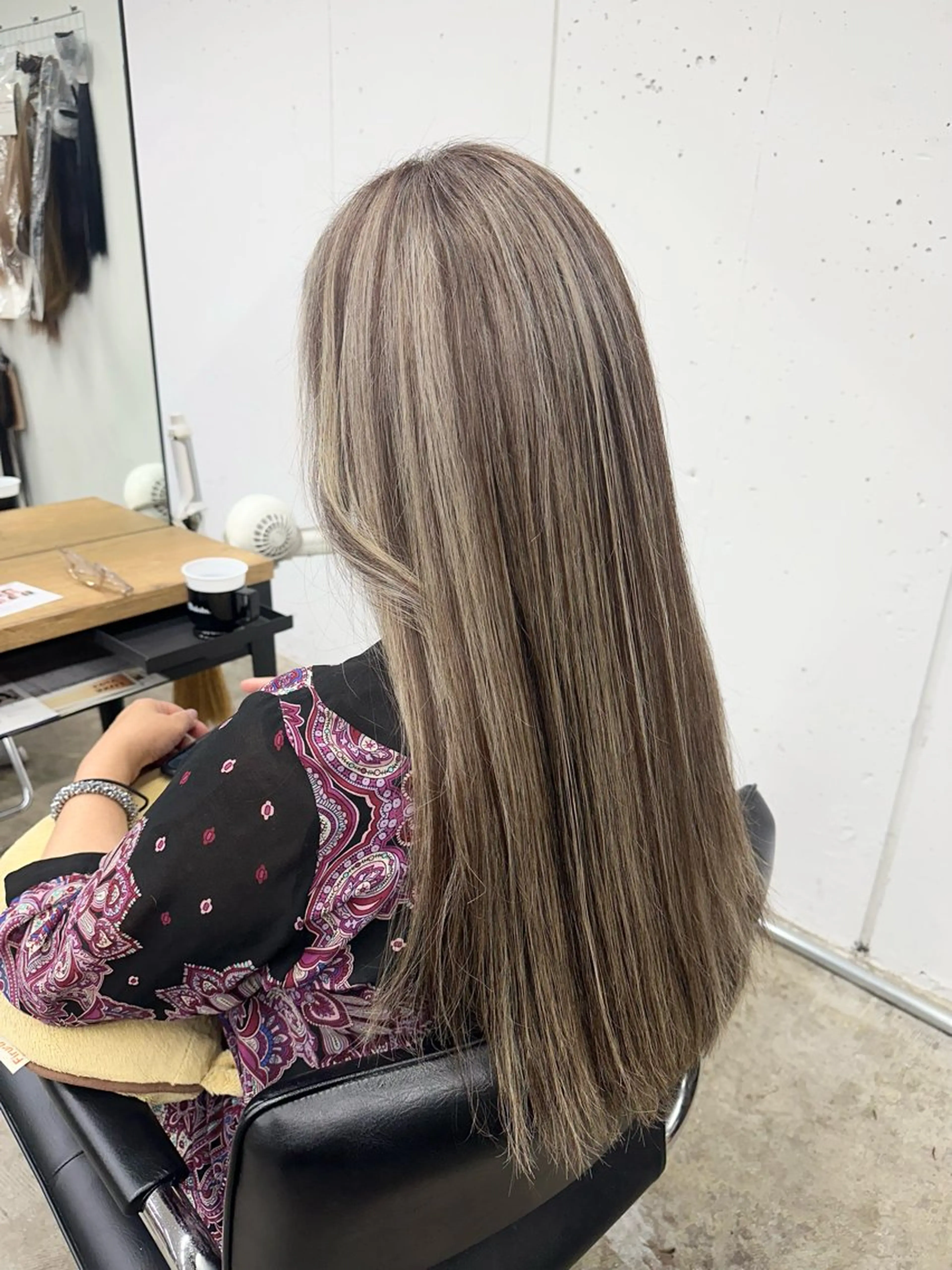 ロング ハイライト おのだ あやなのヘアスタイル