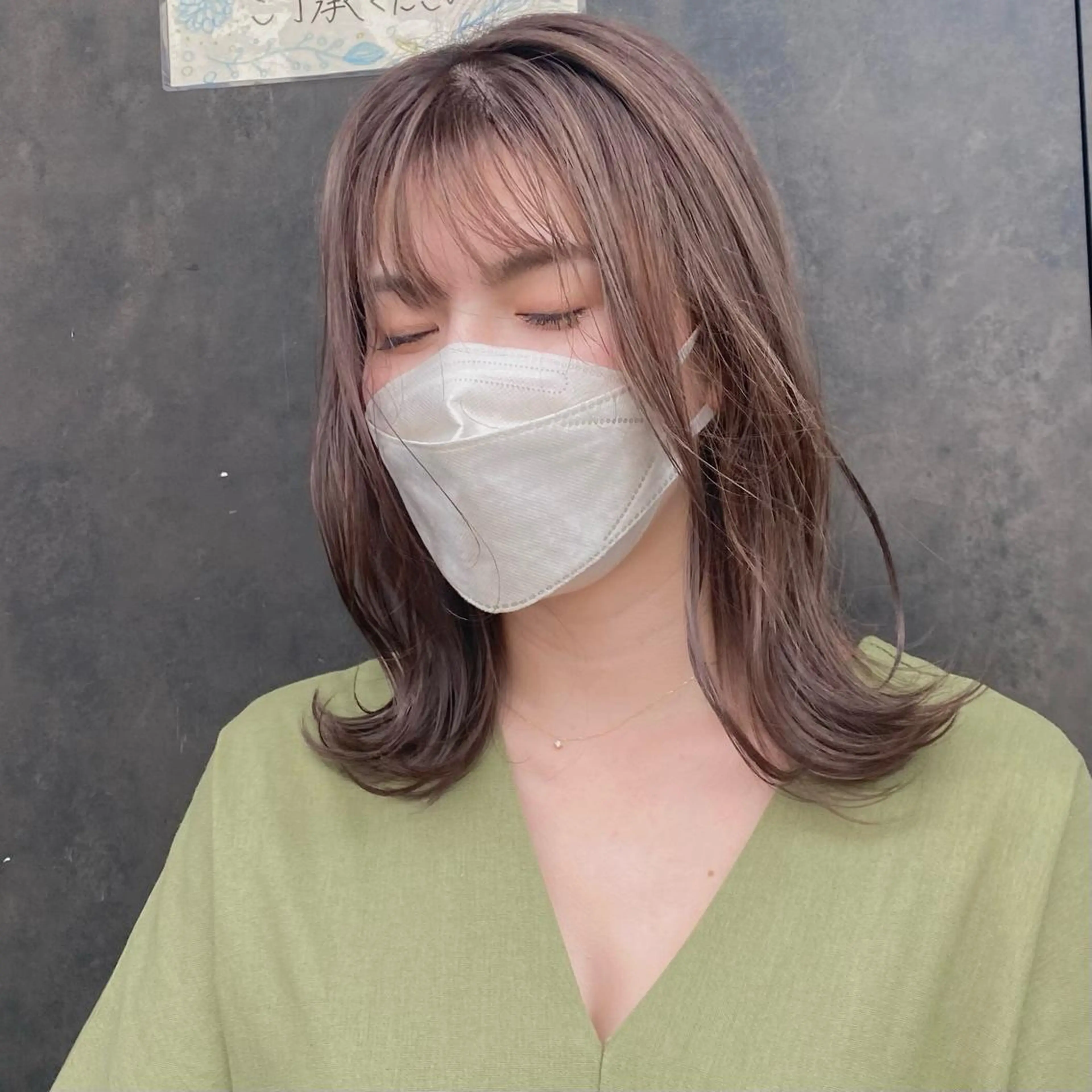 セミロング カラー グレージュ カット ヘアカラー トリートメント 比嘉 陽のヘアスタイル