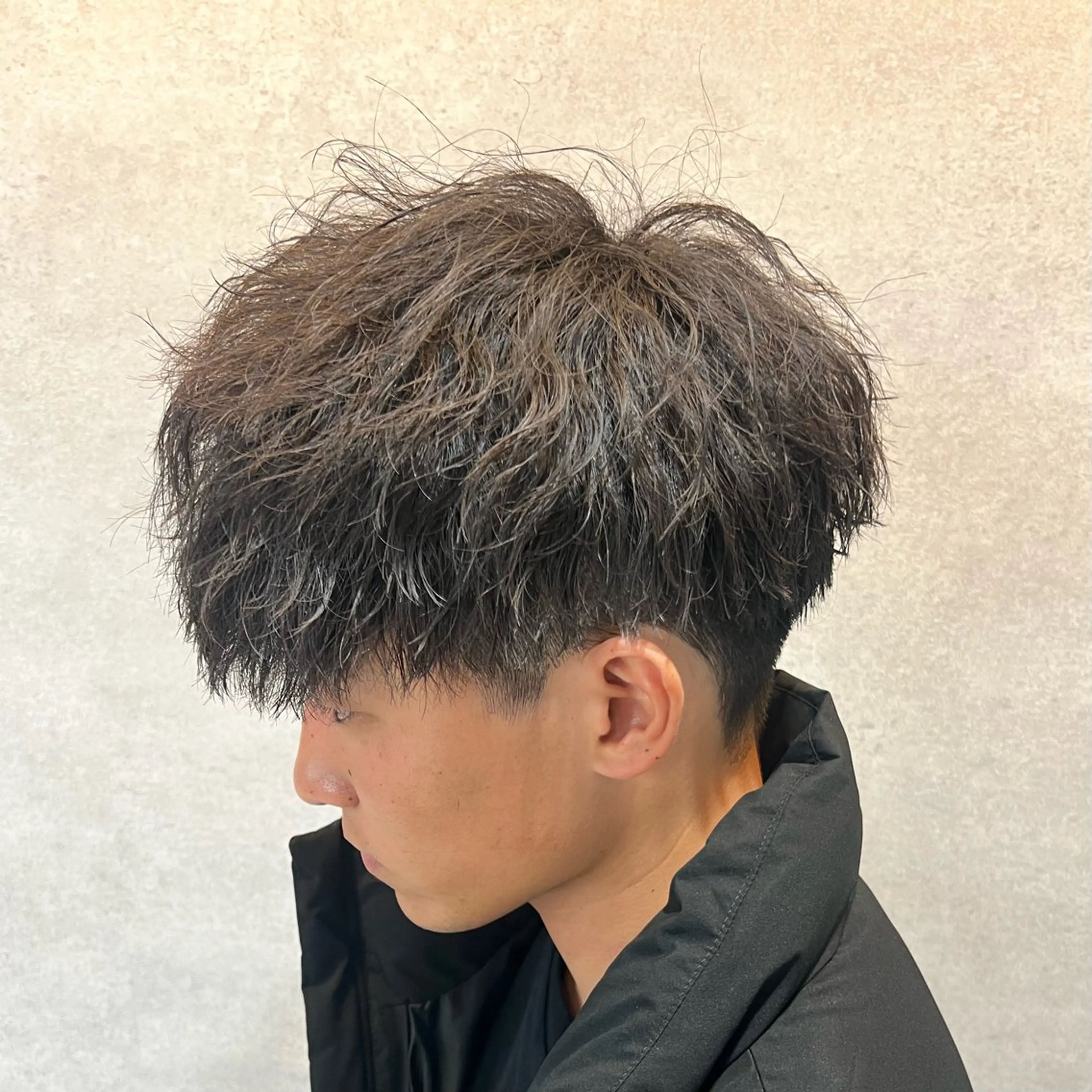 ショート カラー パーマ ヘアアレンジ メンズ センターパート メンズハイライト メンズメッシュ マッシュ メンズパーマ 仕上がり満足度No. 1🔥BLUCK🔥のヘアスタイル