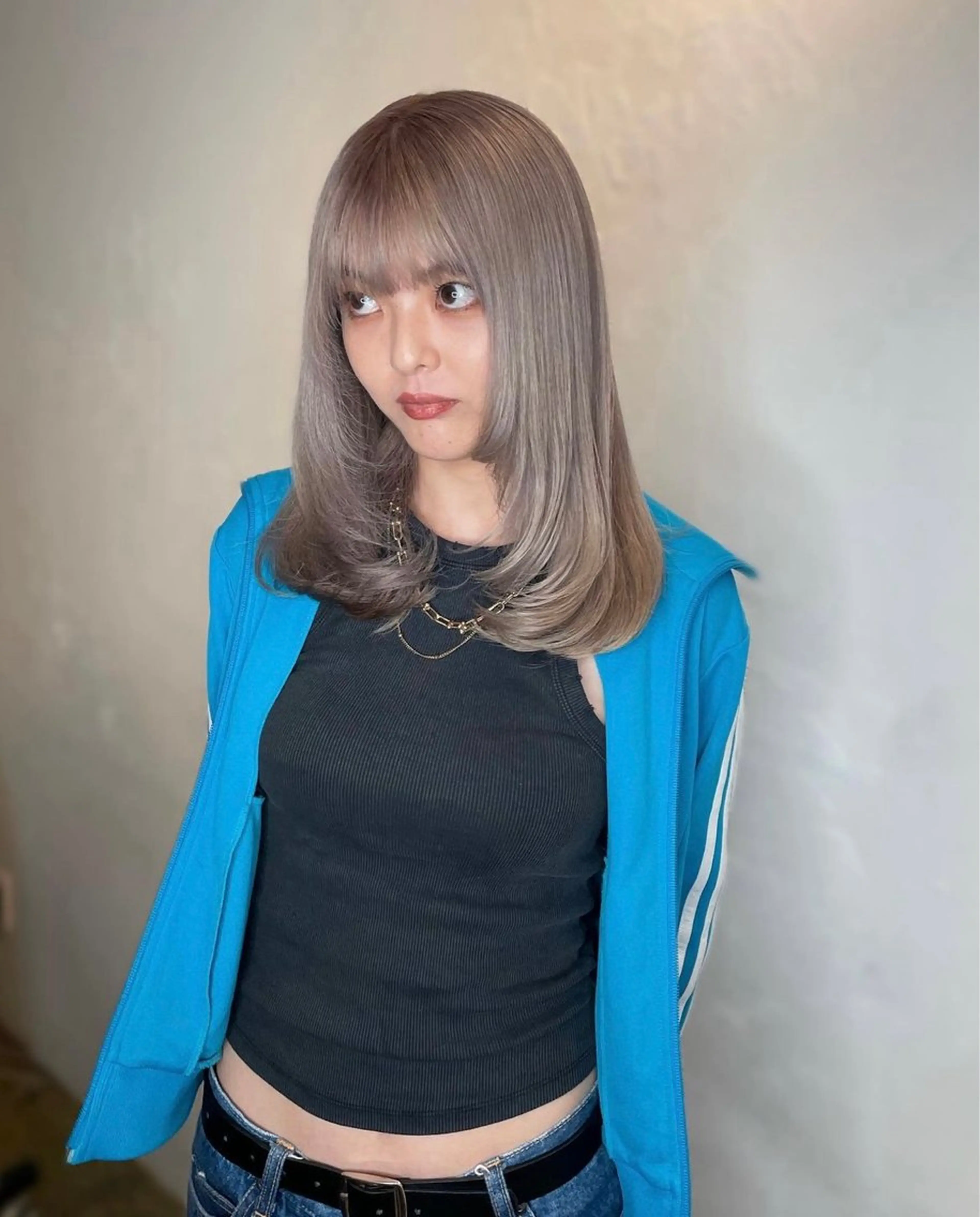 セミロング カラー グレージュ ヘアカラー RINA ブリーチ / 海外レイヤーのヘアスタイル