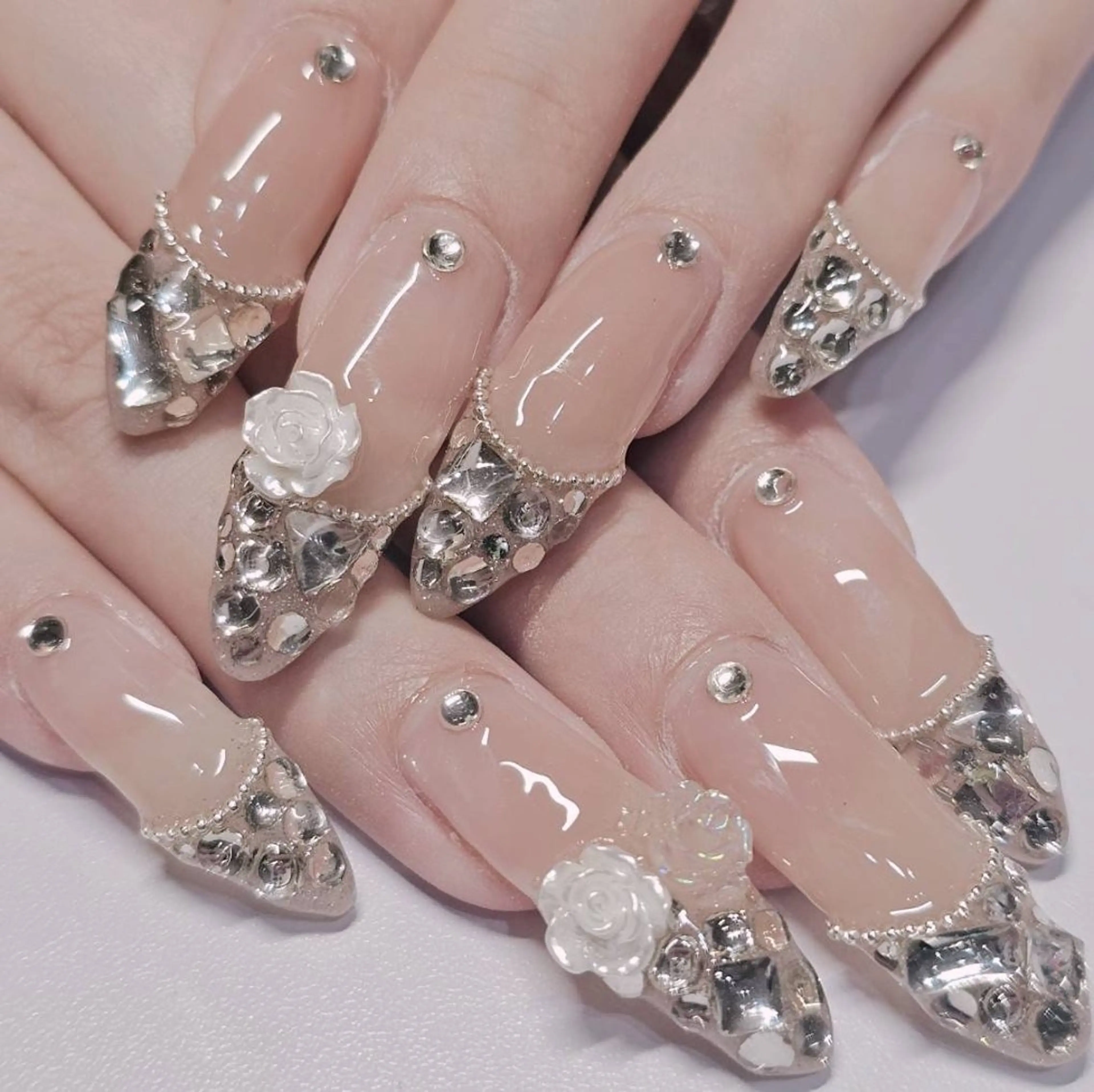 ネイル フレンチネイル ラメ(グリッター) シルバー ストーンネイル ブライダルネイル ハンドネイル よしだ ひろきのネイルデザイン