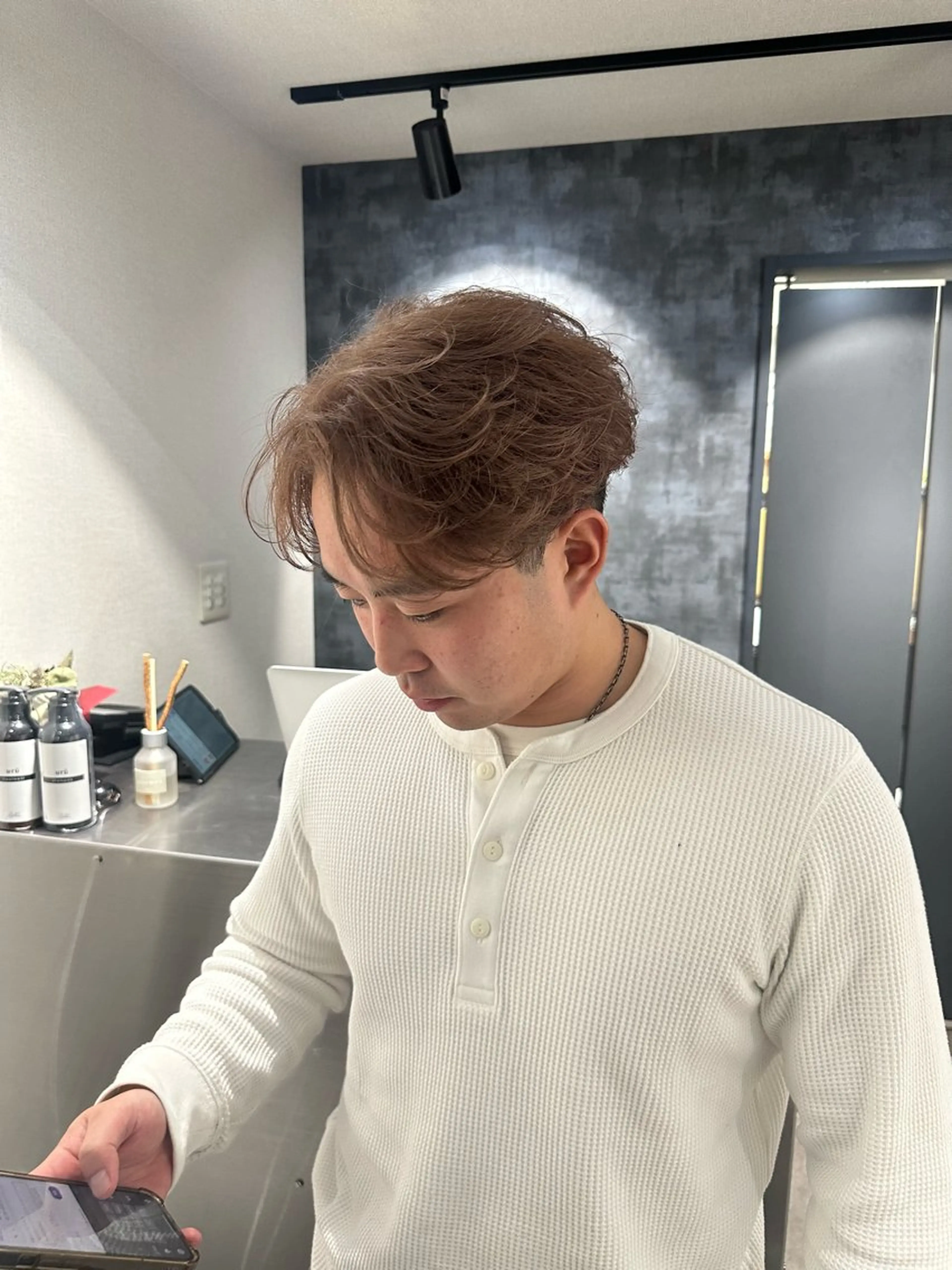 ミディアム カラー メンズ メンズブリーチ ブリーチ ブラウンカラー ミルクティーブラウン カット ヘアカラー トリートメント SALOWIN 原宿 iori所属・🌟原宿指名No.1 センターパート⭐️のヘアスタイル