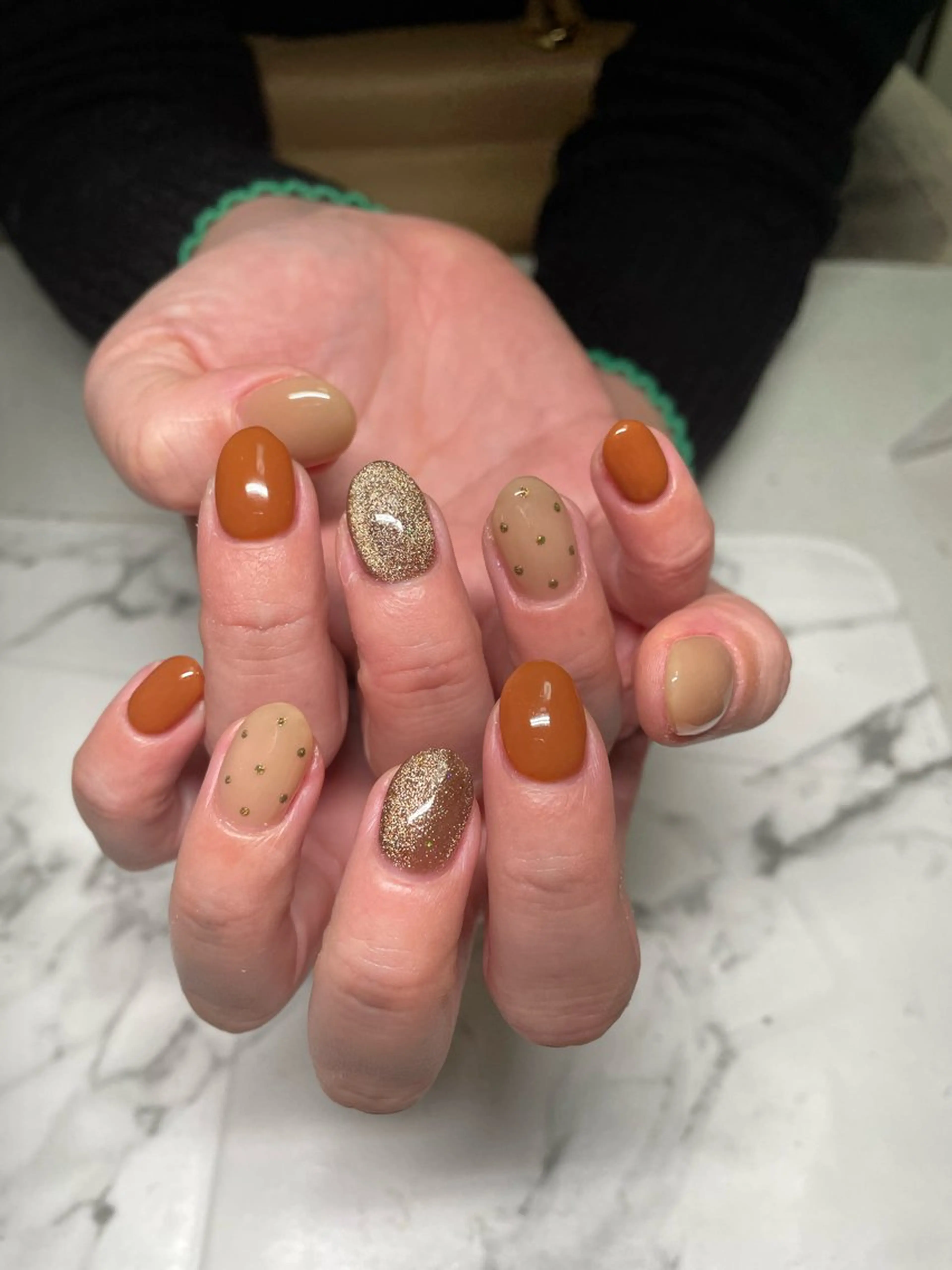 ネイル ドット ゴールド Mi-roomネイル 耳ツボジュエリーのネイルデザイン