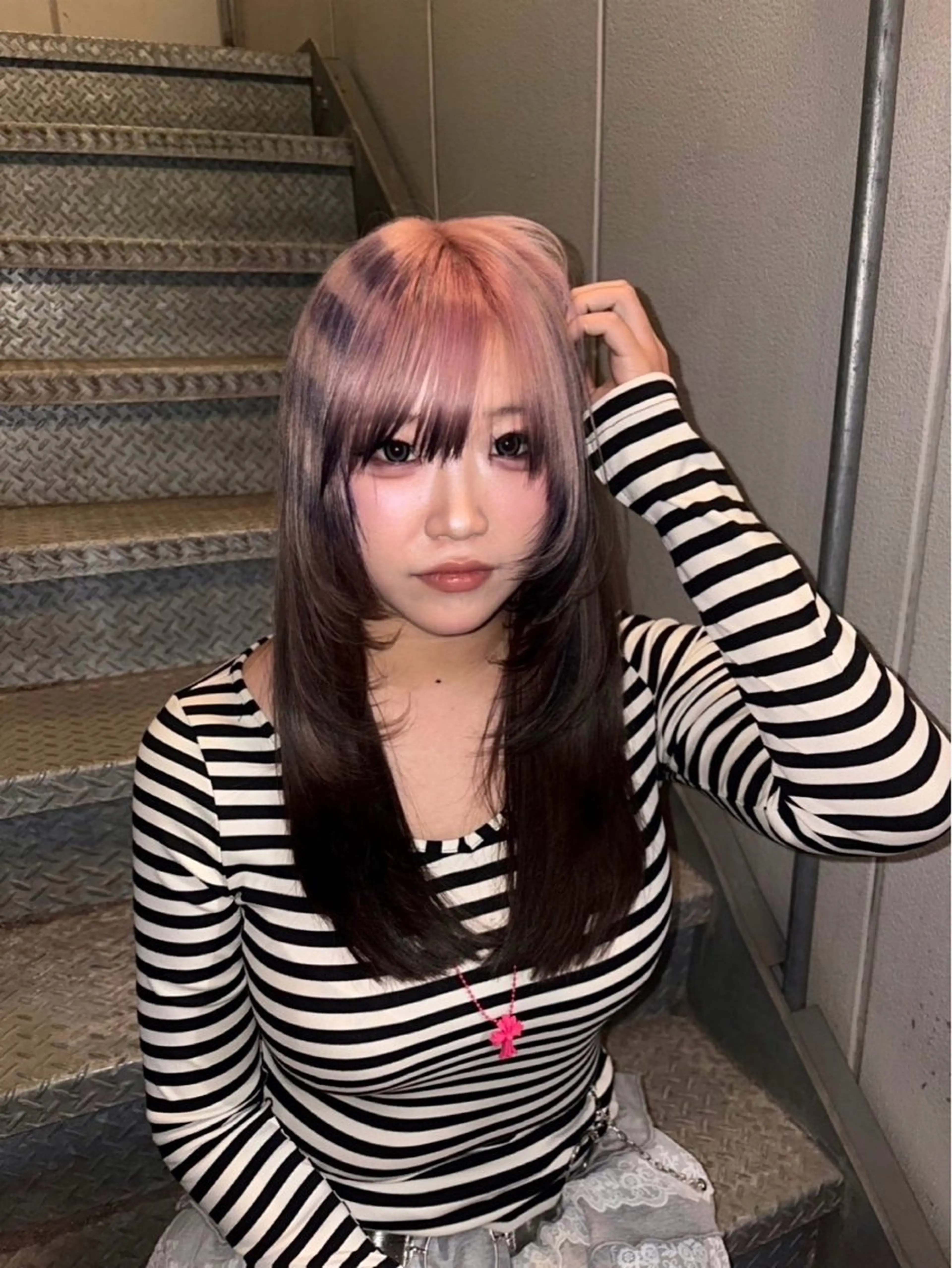 ロング カラー デザインカラー ピンクカラー ヘアカラー トリートメント HIKARI🐈‍⬛ レイヤー×デザインのヘアスタイル