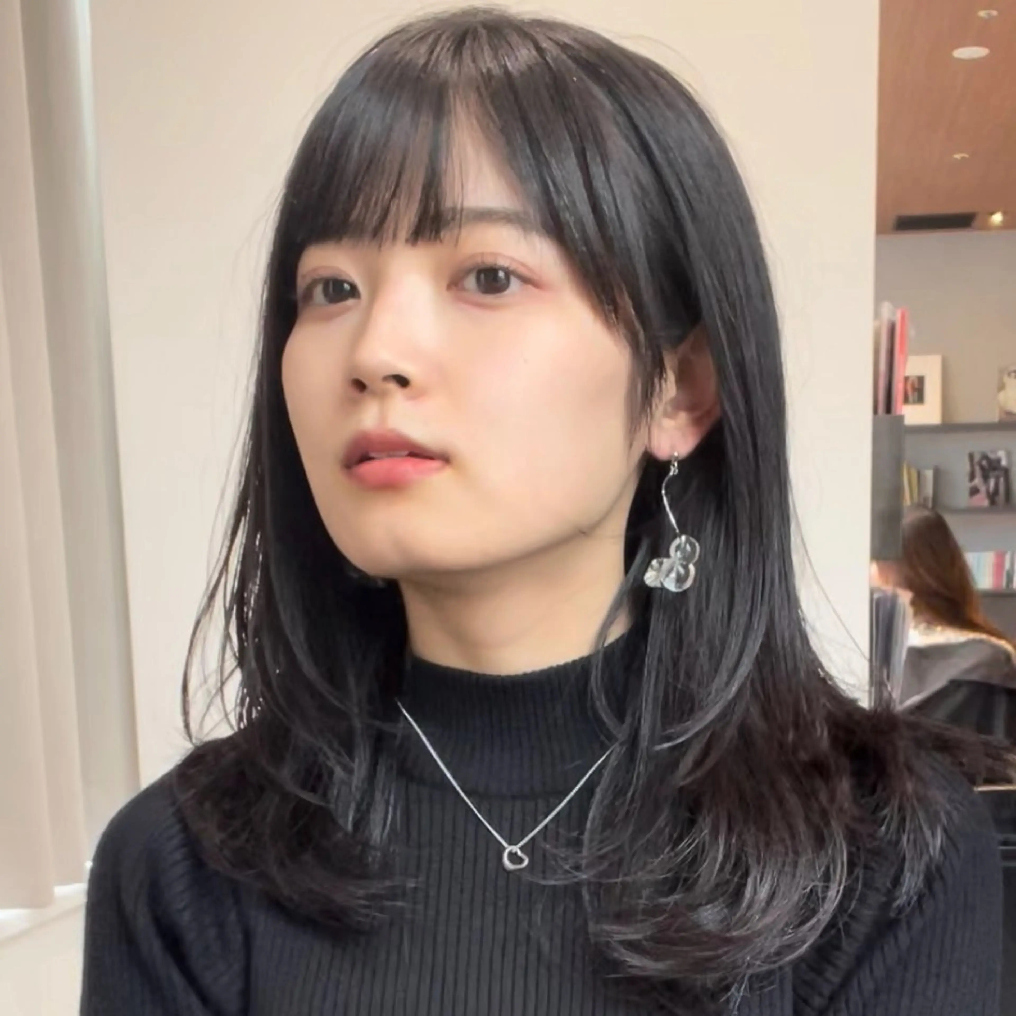 セミロング カット 山口 真季のヘアスタイル