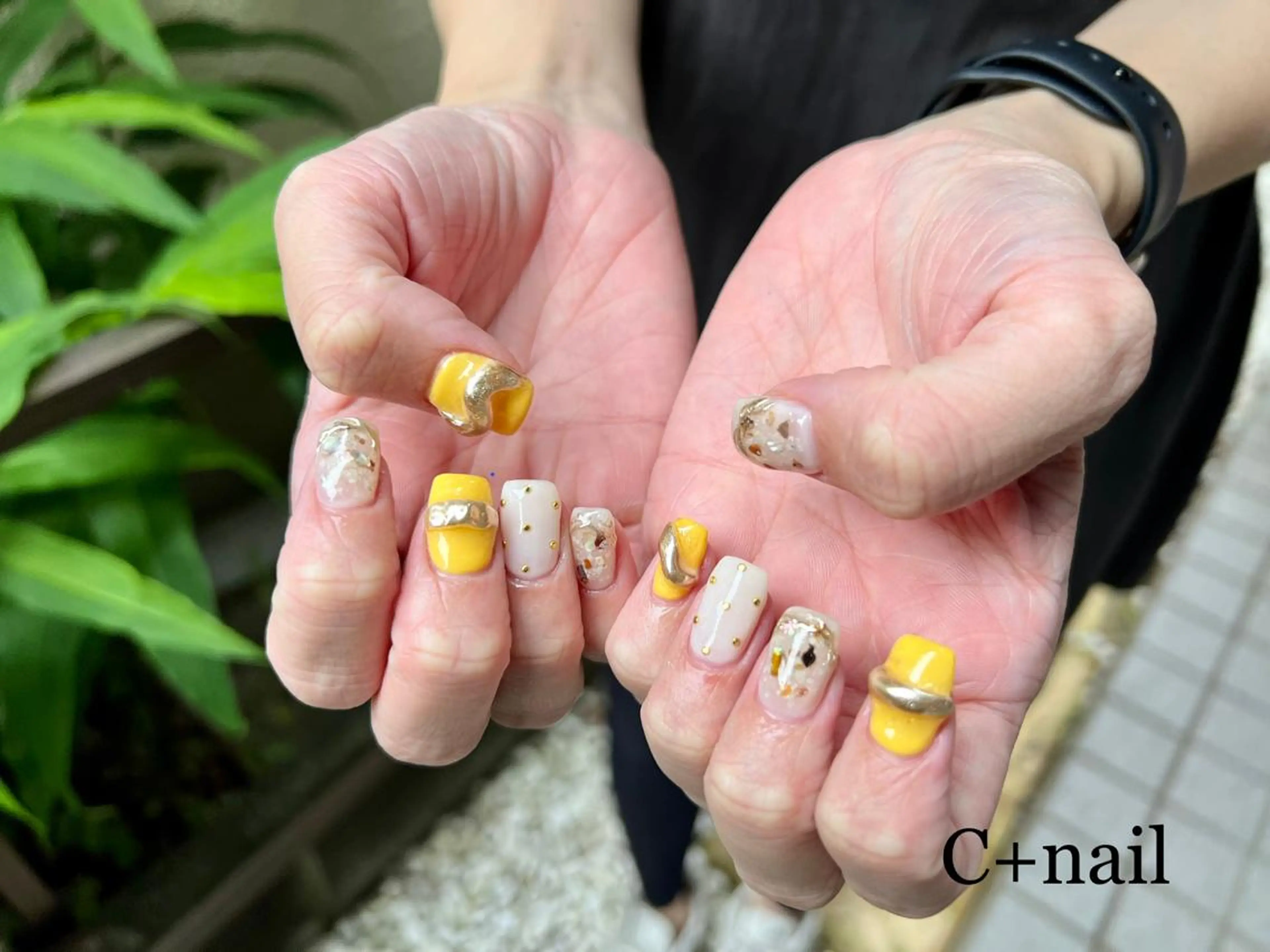 ネイル ドット ニュアンスネイル ショートネイル スクエアネイル 黄色 ハンドネイル ✴︎ C+nailのネイルデザイン