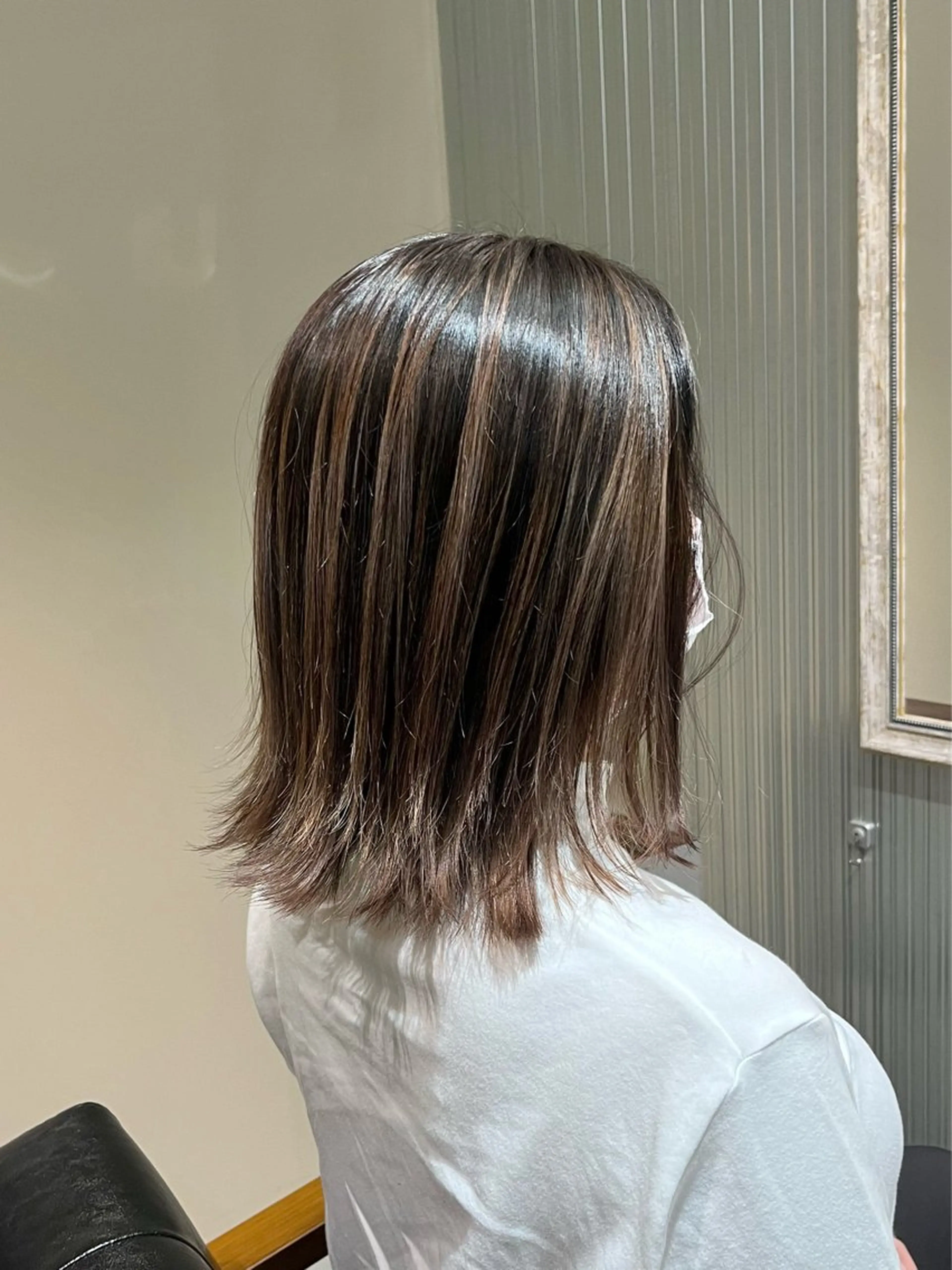 ミディアム カラー バレイヤージュ ブリーチ グレージュ レイヤーカット KIZU 髪質改善 オカルト怪談のヘアスタイル