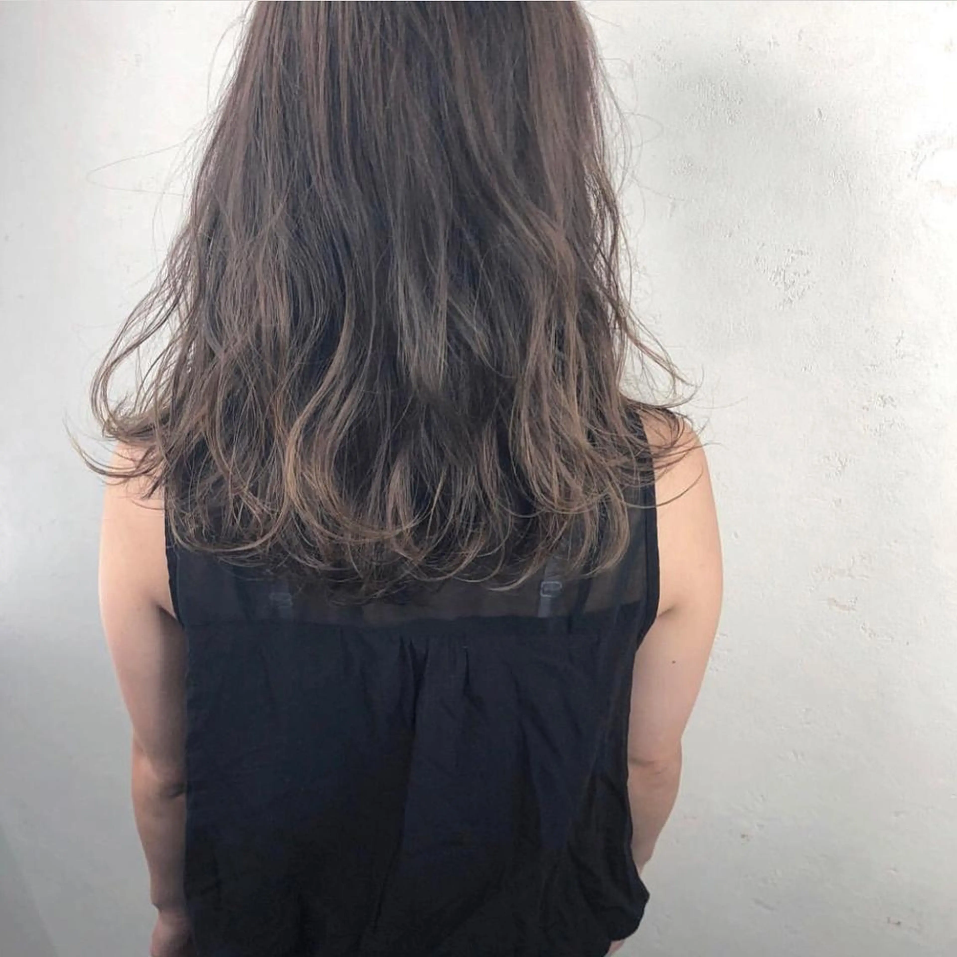 セミロング カラー ヘアアレンジ ハイライトカラー イルミナカラー ハイライト AHNKISM AHNKISMのヘアスタイル