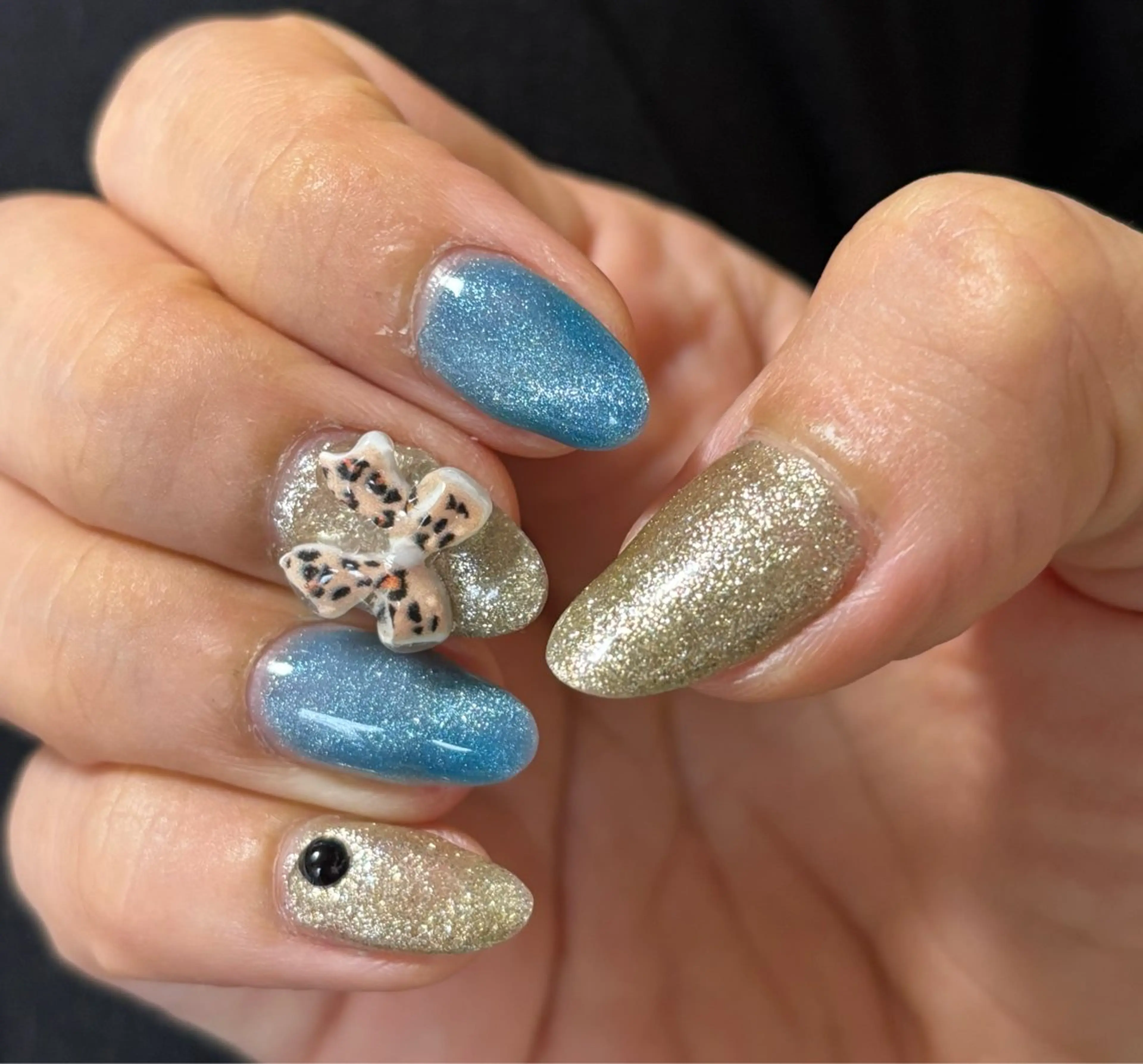 ネイル ブルー ゴールド マグネットネイル ワンカラーネイル リボン ハンドネイル nail salon いづみ(節花内)所属・ネイルサロン いづみ(節花内)のネイルデザイン